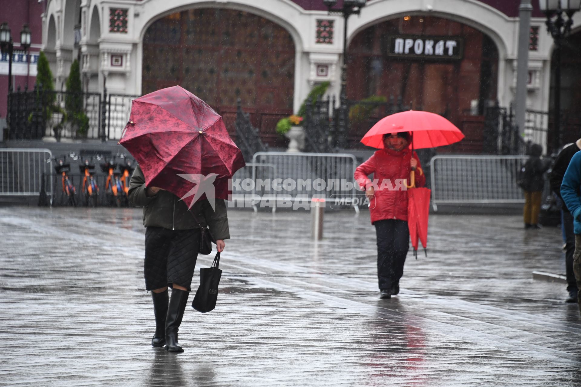Москва.  Прохожие  на улице во время дождя.