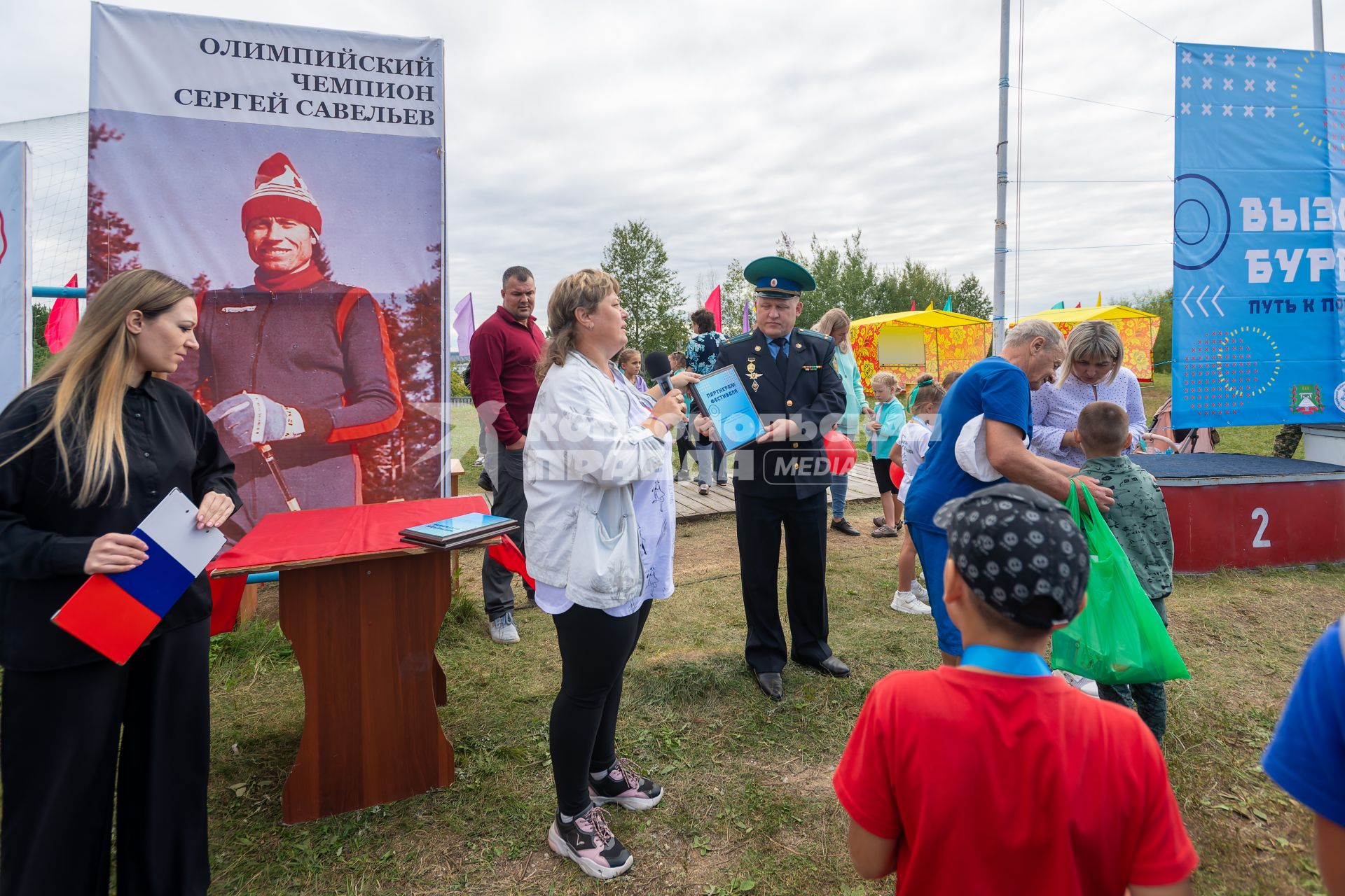 Амурская область, Бурейский район. Председатель Александра Михайлова (в центре) `Бурейского любительского клуба лыжников им. А.С. Новокрещенова`.