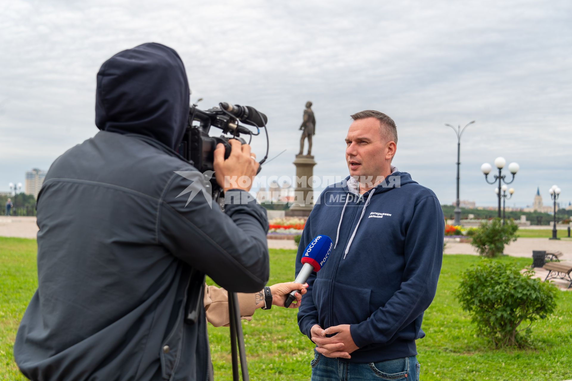 Амурская область, г. Благовещенск. Журналист радио `Комсомольская правда` (КП) Юрий Кораблев на набережной реки Амур.