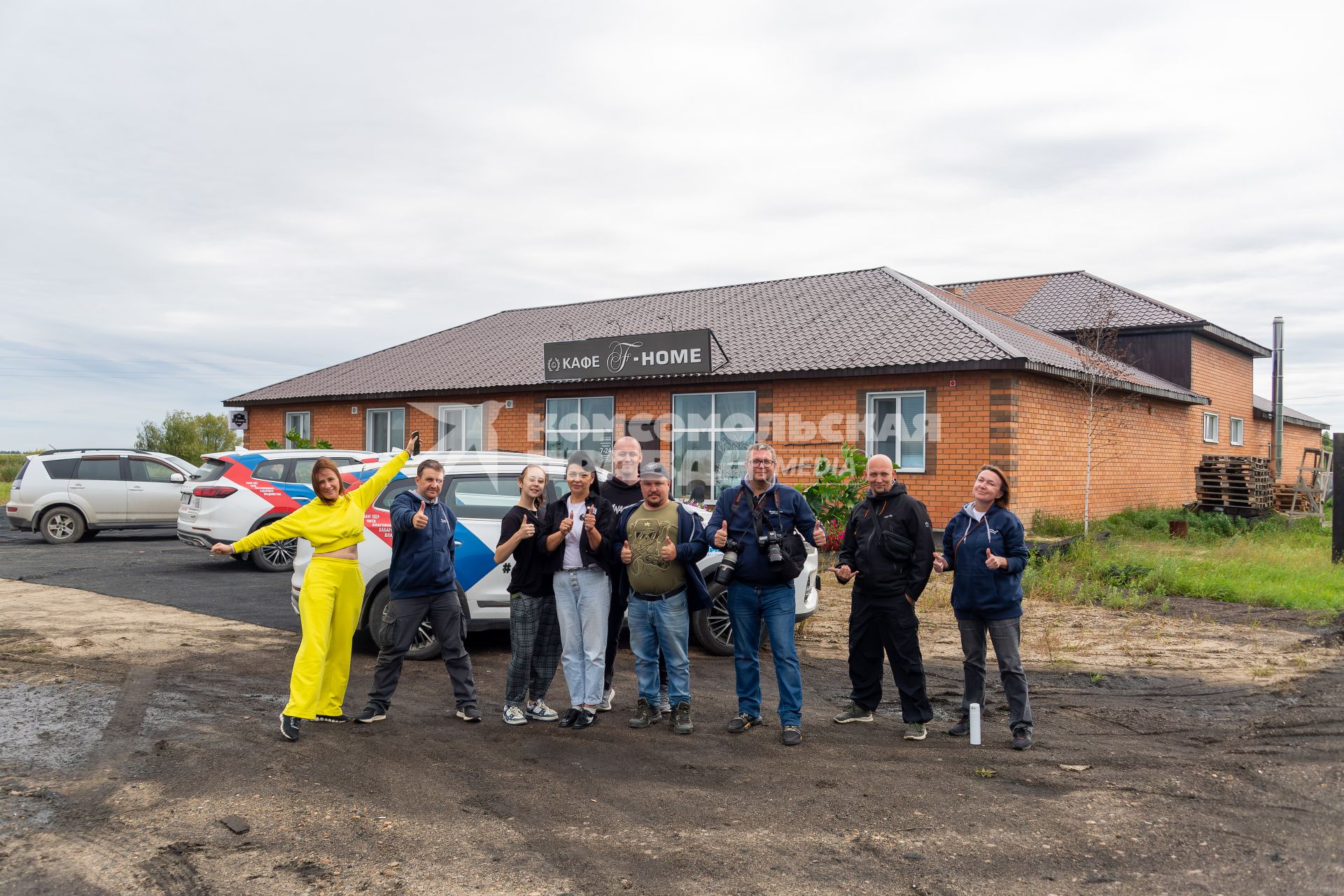 Амурская область. Участники автопробега `Открываем Дальний` побывали в придорожном кафе f-home рядом с федеральной трассой `Амур`.