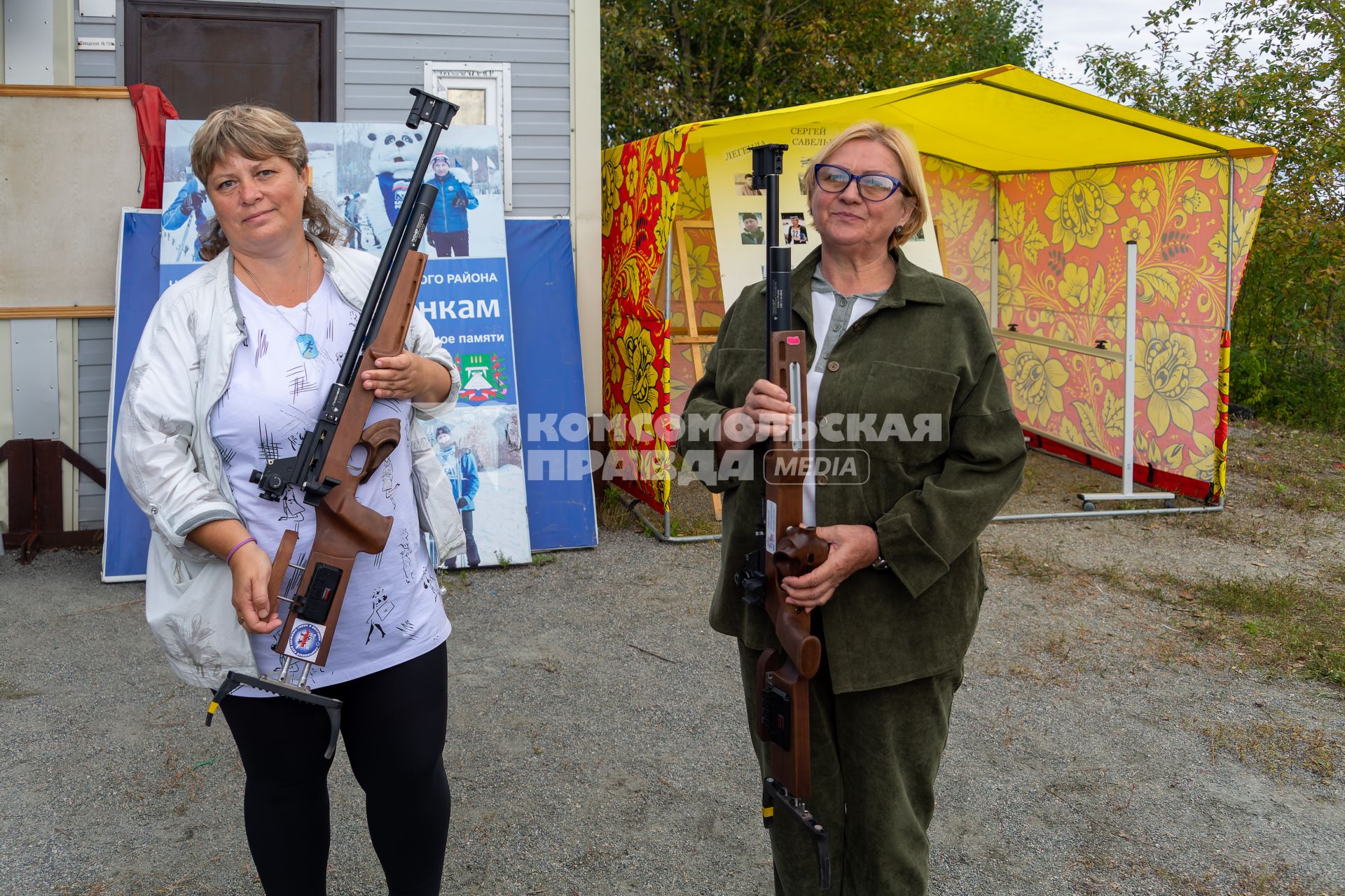 Амурская область, Бурейский район. Председатель Александра Михайлова (слева) `Бурейского любительского клуба лыжников им. А.С. Новокрещенова`.