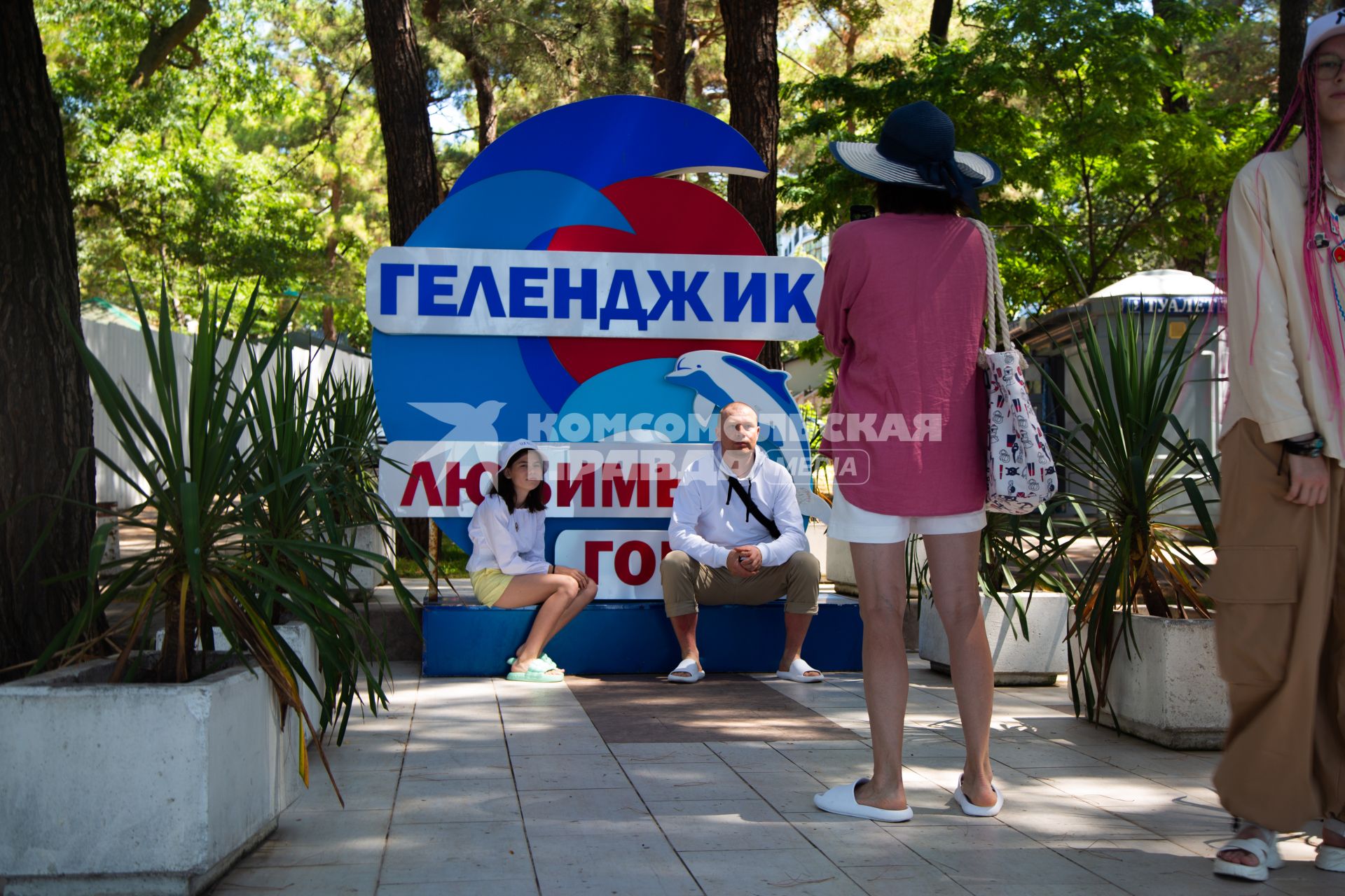 Геленджик. Люди фотографируются у баннера `Геленджик - любимый город`.