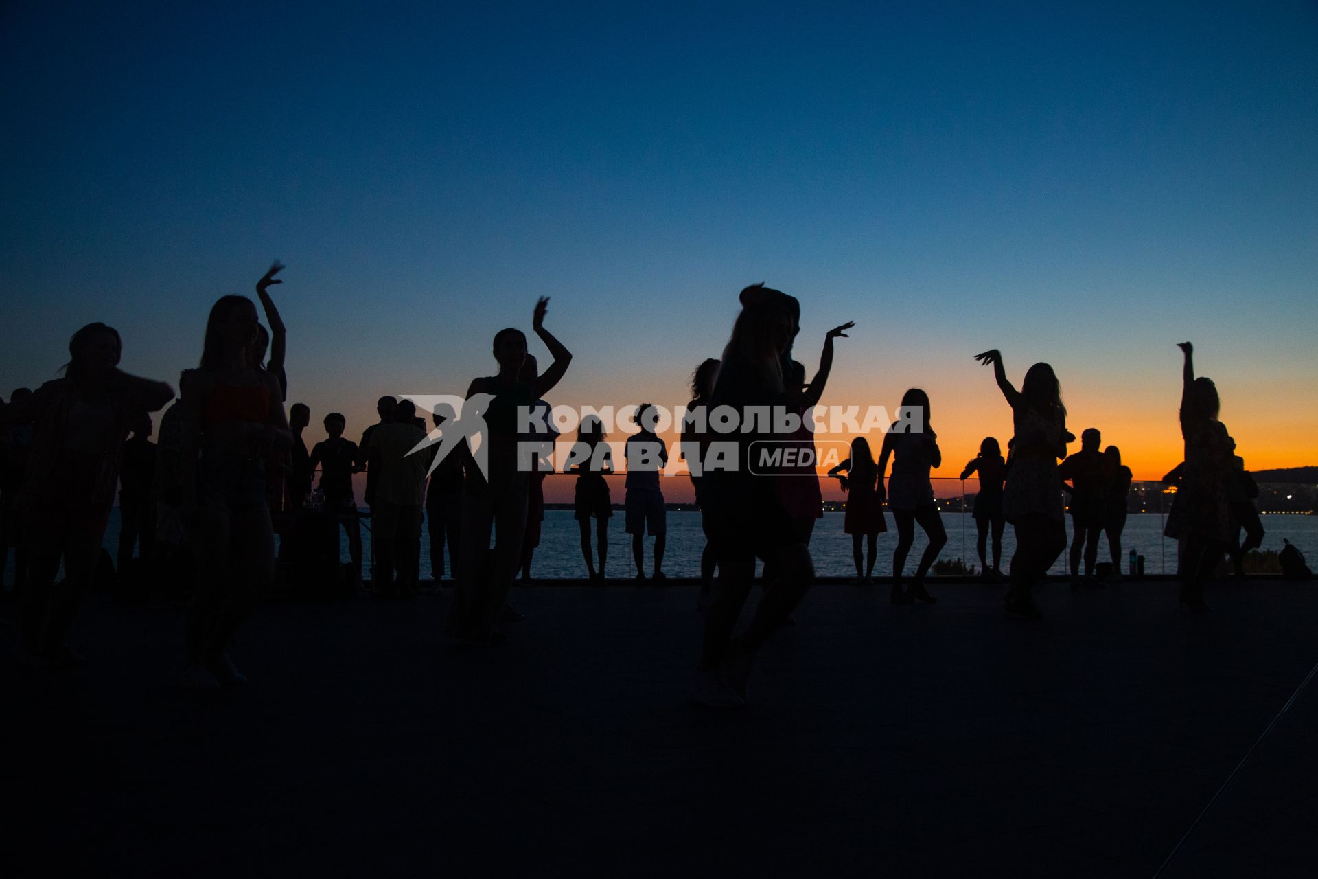 Геленджик. Люди танцуют бачату на набережной Черноморского побережья.