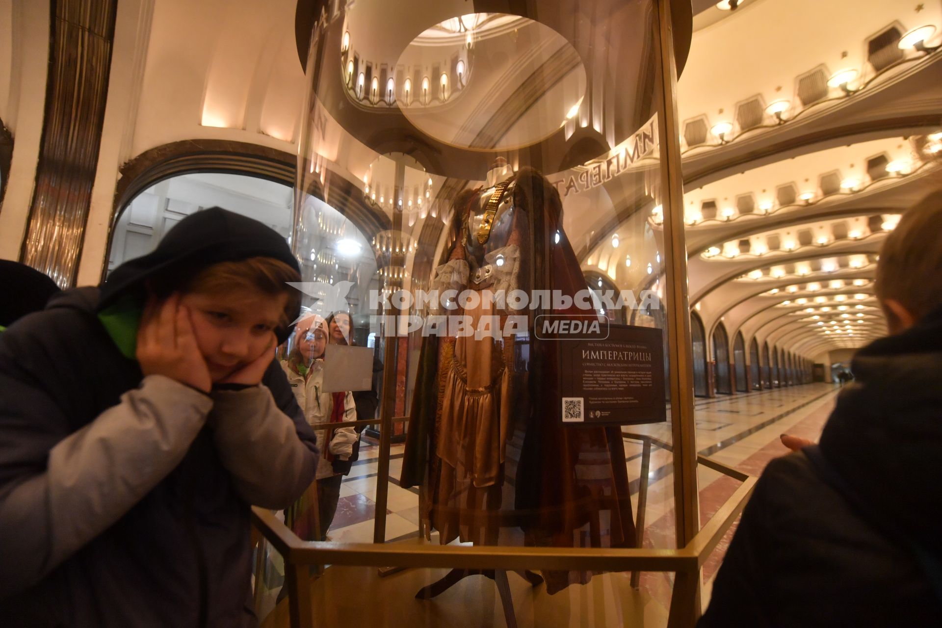 Москва. Выставка в честь выхода фильма `Императрицы` открылась на станции  метро `Маяковская`.