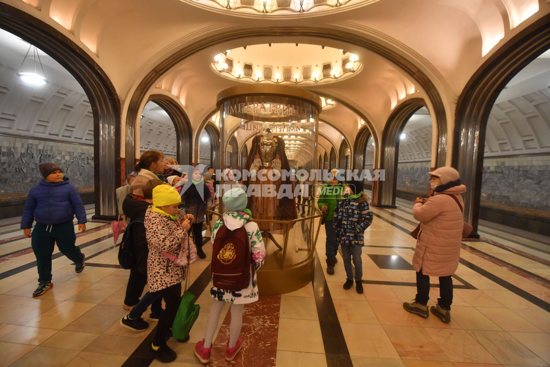 Москва. Выставка в честь выхода фильма `Императрицы` открылась на станции  метро `Маяковская`.