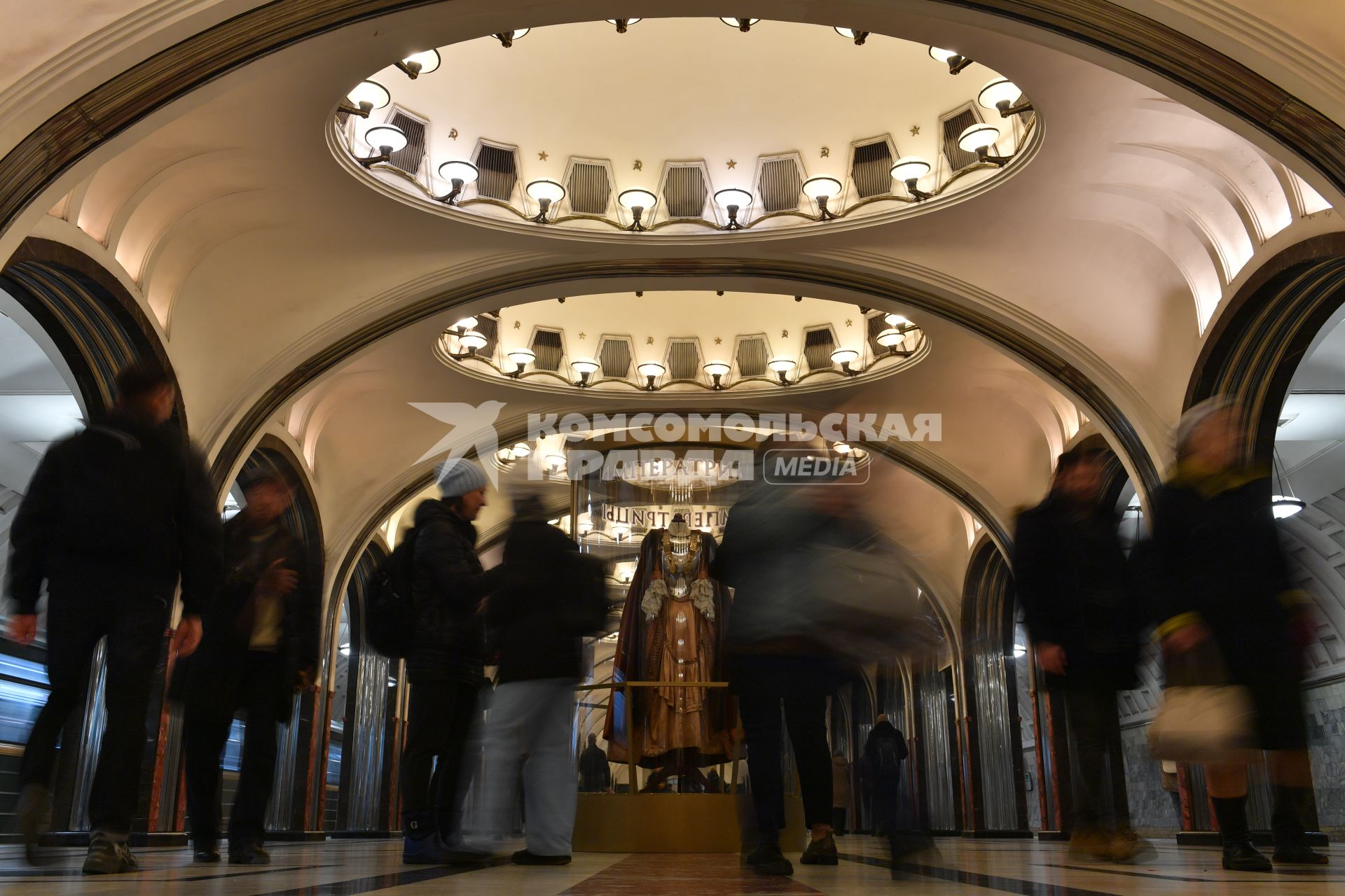 Москва. Выставка в честь выхода фильма `Императрицы` открылась на станции  метро `Маяковская`.