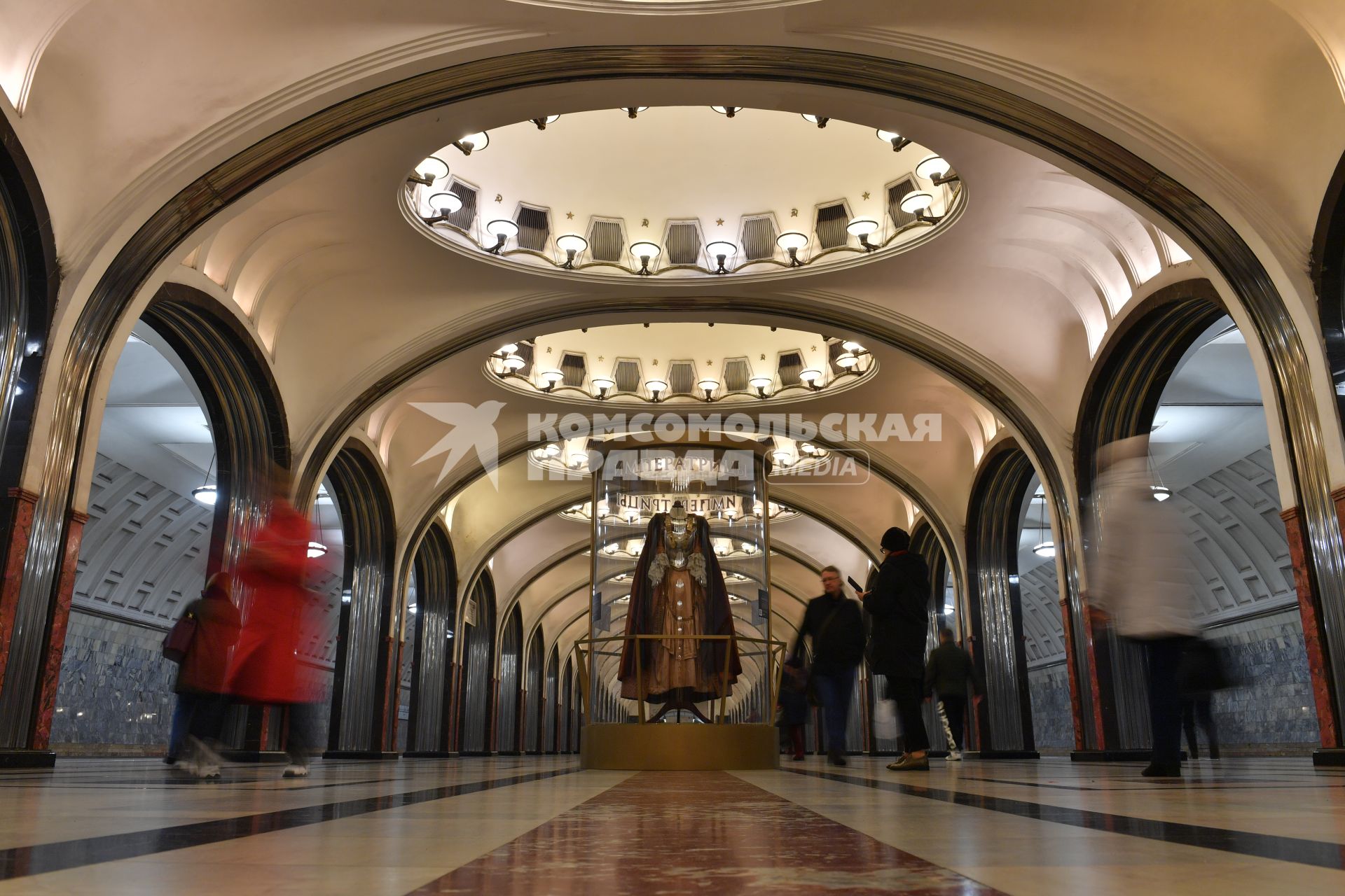 Москва. Выставка в честь выхода фильма `Императрицы` открылась на станции  метро `Маяковская`.