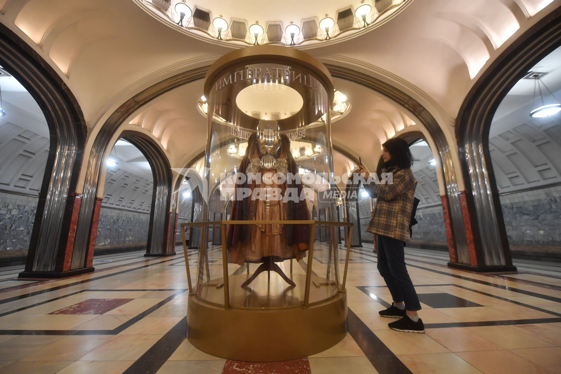 Москва. Выставка в честь выхода фильма `Императрицы` открылась на станции  метро `Маяковская`.