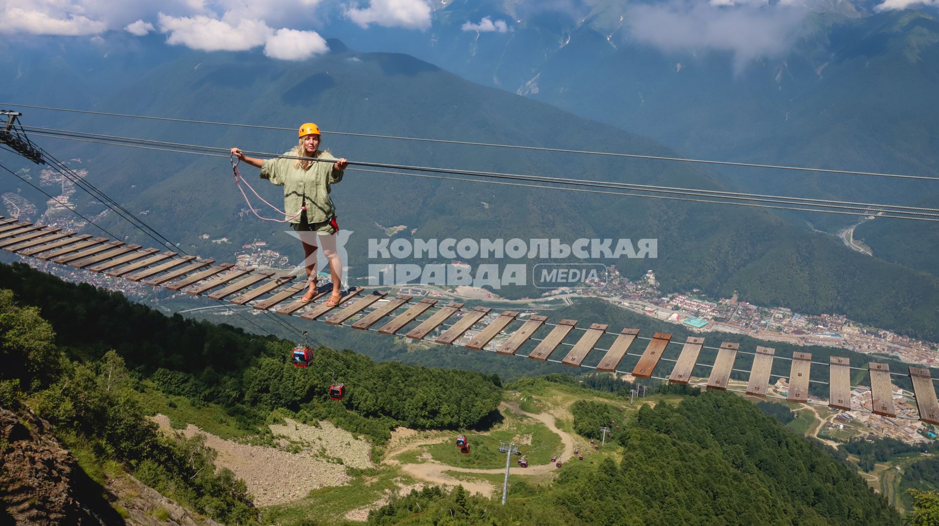 Сочи. Корреспондент КП Дина Карпицкая на подвесном мосту в Красной поляне.