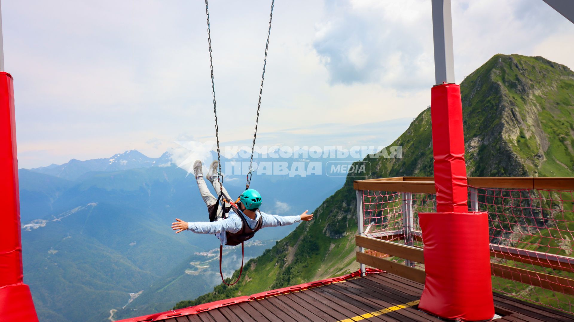 Сочи. Посетитель Скайпарка перед спуском на аттракционе Zipline в Красной поляне.