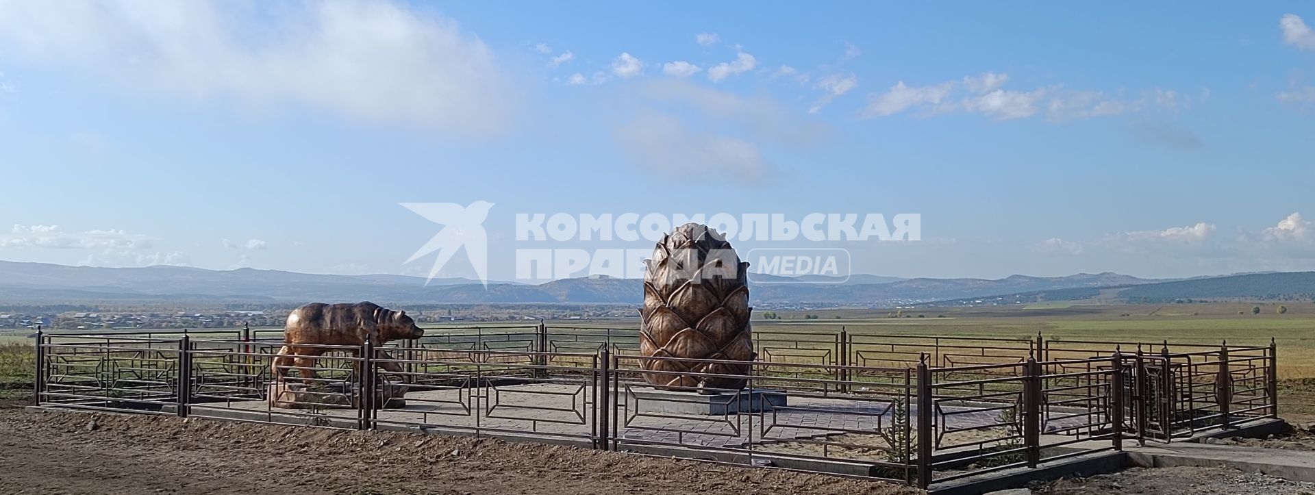 Иркутская область. Село Красный Чикой. Кедровая шишка и медведь- таежные символы.