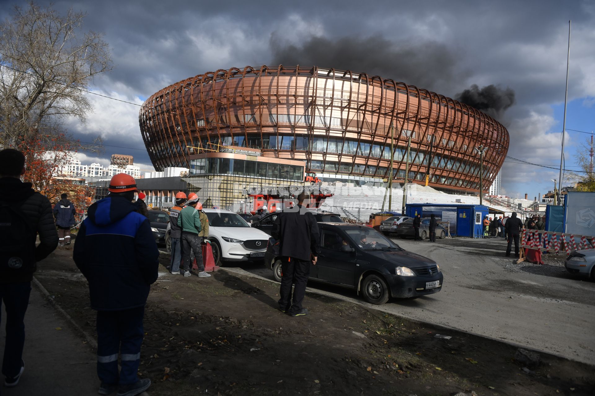 Екатеринбург. Пожар на строящейся ледовой арене УГМК в центре города, гда при проведнии строительных работ загорелась теплоизоляция