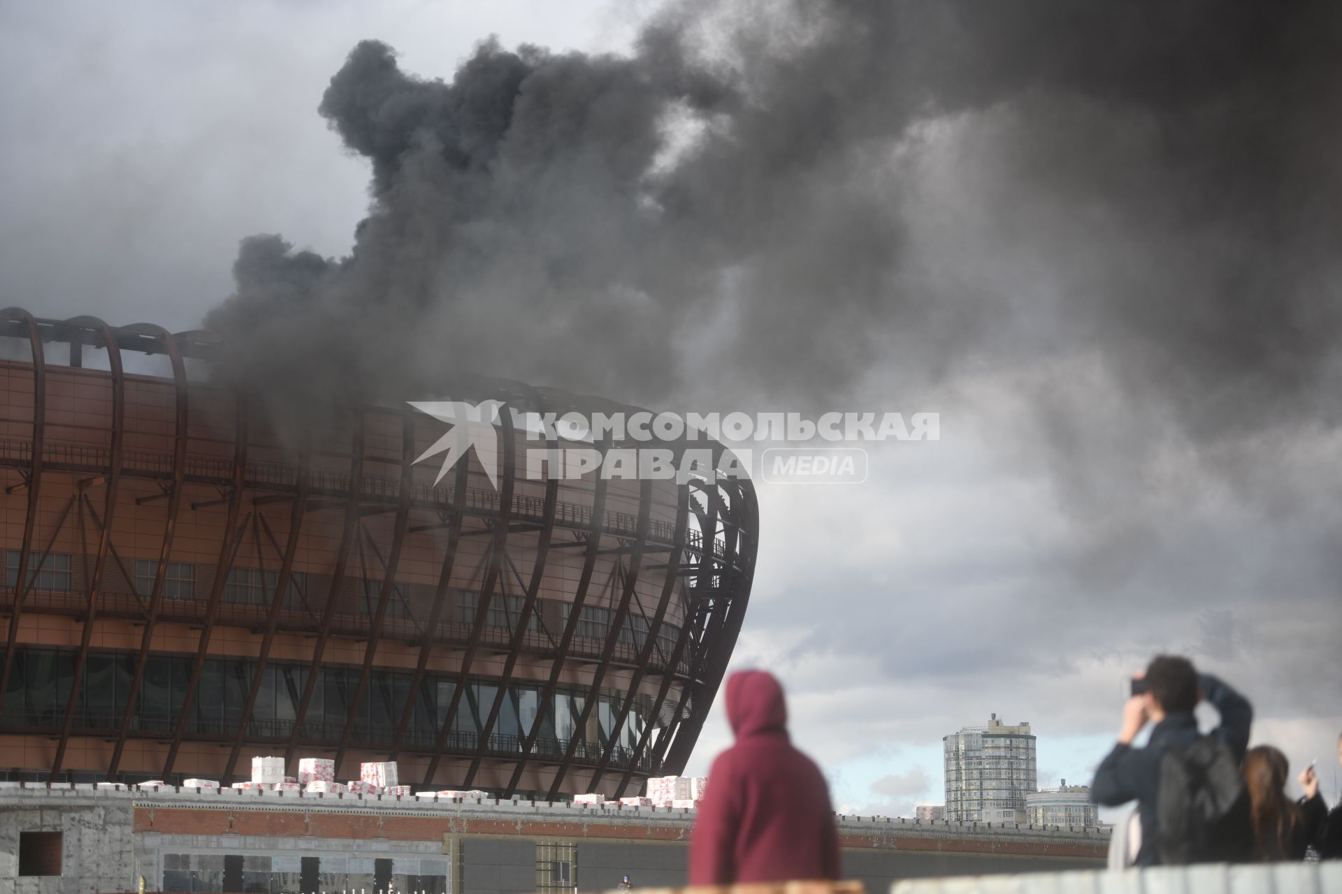 Екатеринбург. Пожар на строящейся ледовой арене УГМК в центре города, гда при проведнии строительных работ загорелась теплоизоляция