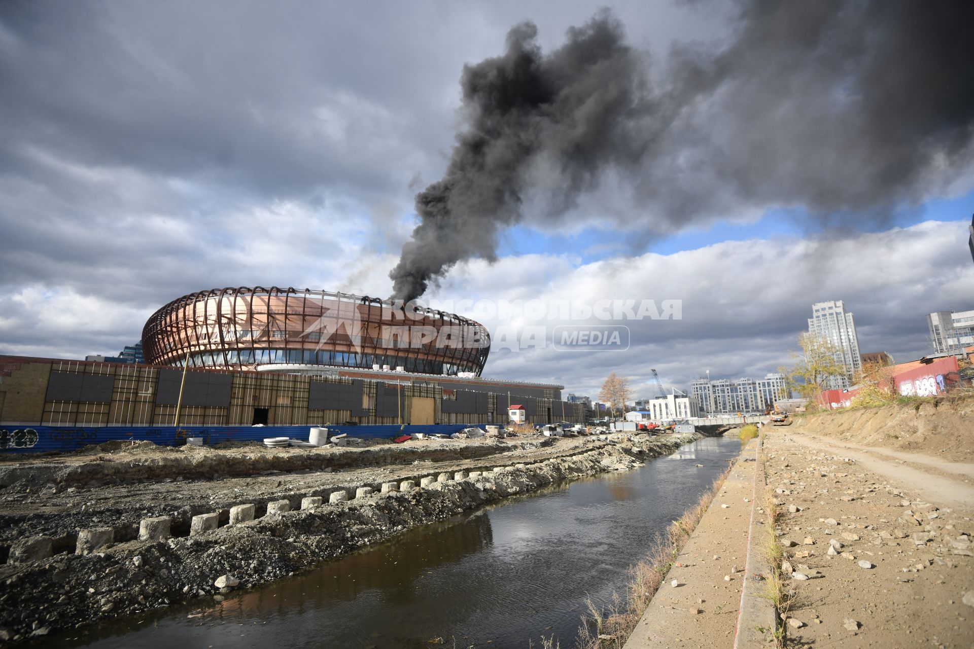 Екатеринбург. Пожар на строящейся ледовой арене УГМК в центре города, гда при проведнии строительных работ загорелась теплоизоляция