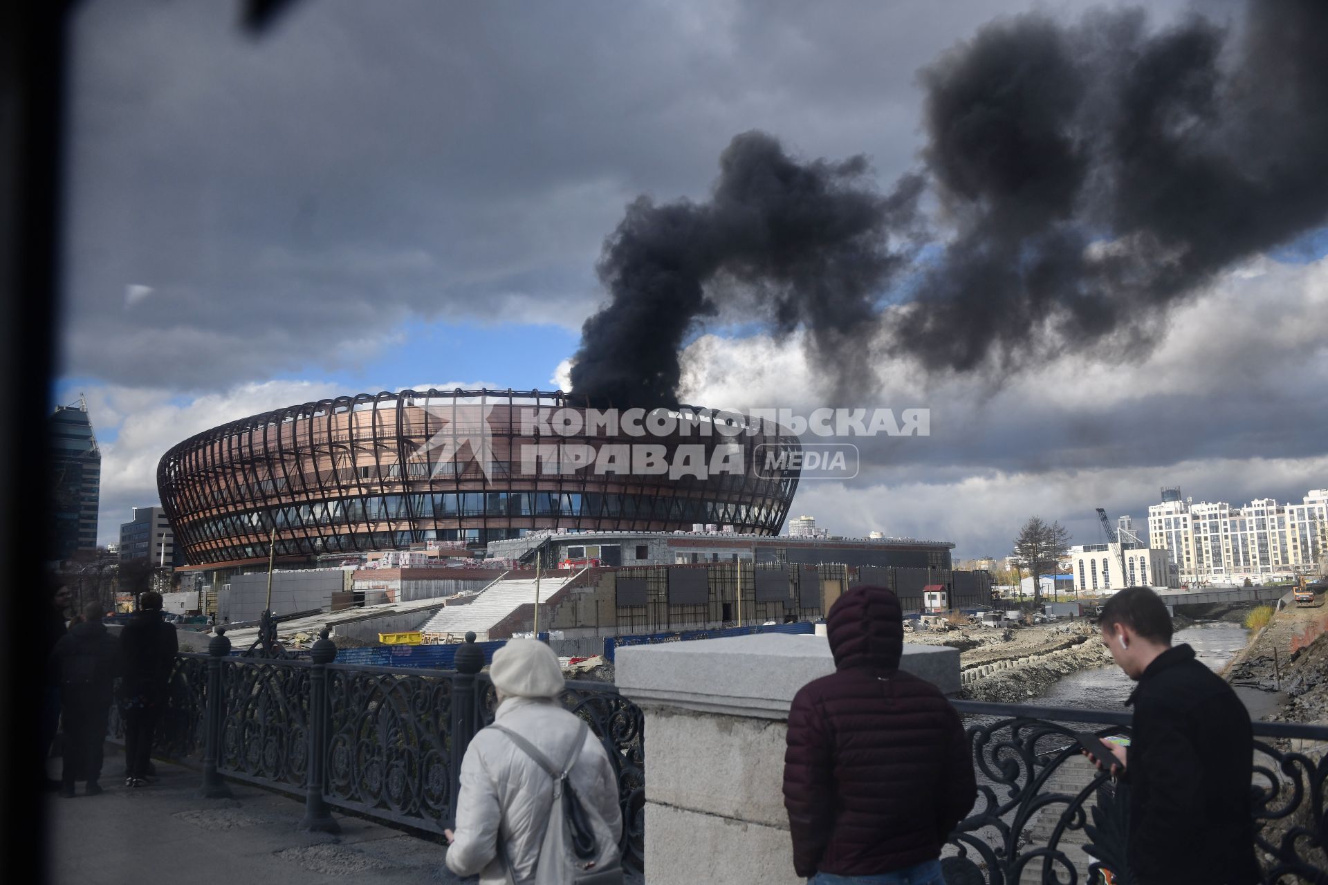 Екатеринбург. Пожар на строящейся ледовой арене УГМК в центре города, гда при проведнии строительных работ загорелась теплоизоляция