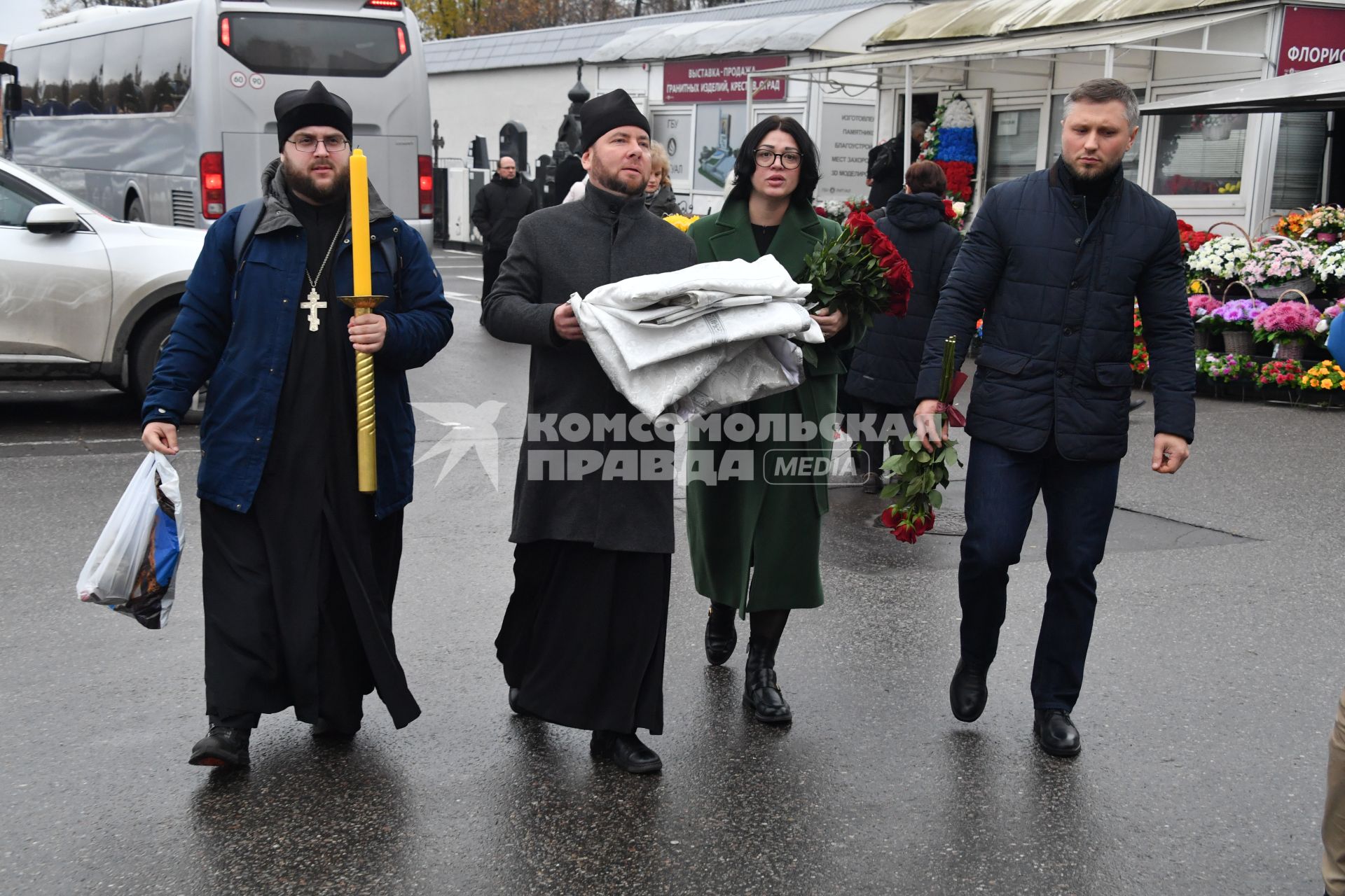 Москва. Священнослужители перед началом церемонии прощания с олимпийской чемпионкой по биатлону и лыжным гонкам Анфисой Резцовой на Троекуровском кладбище.