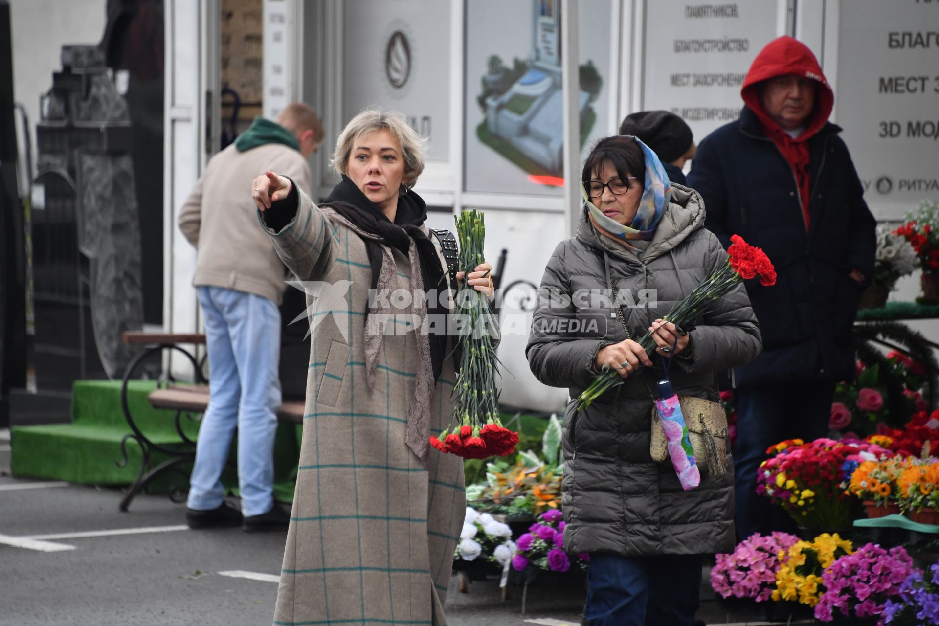 Москва.  Олимпийская чемпионка по биатлону Ольга Зайцева (слева) на церемонии прощания с олимпийской чемпионкой по биатлону и лыжным гонкам Анфисой Резцовой на Троекуровском кладбище.