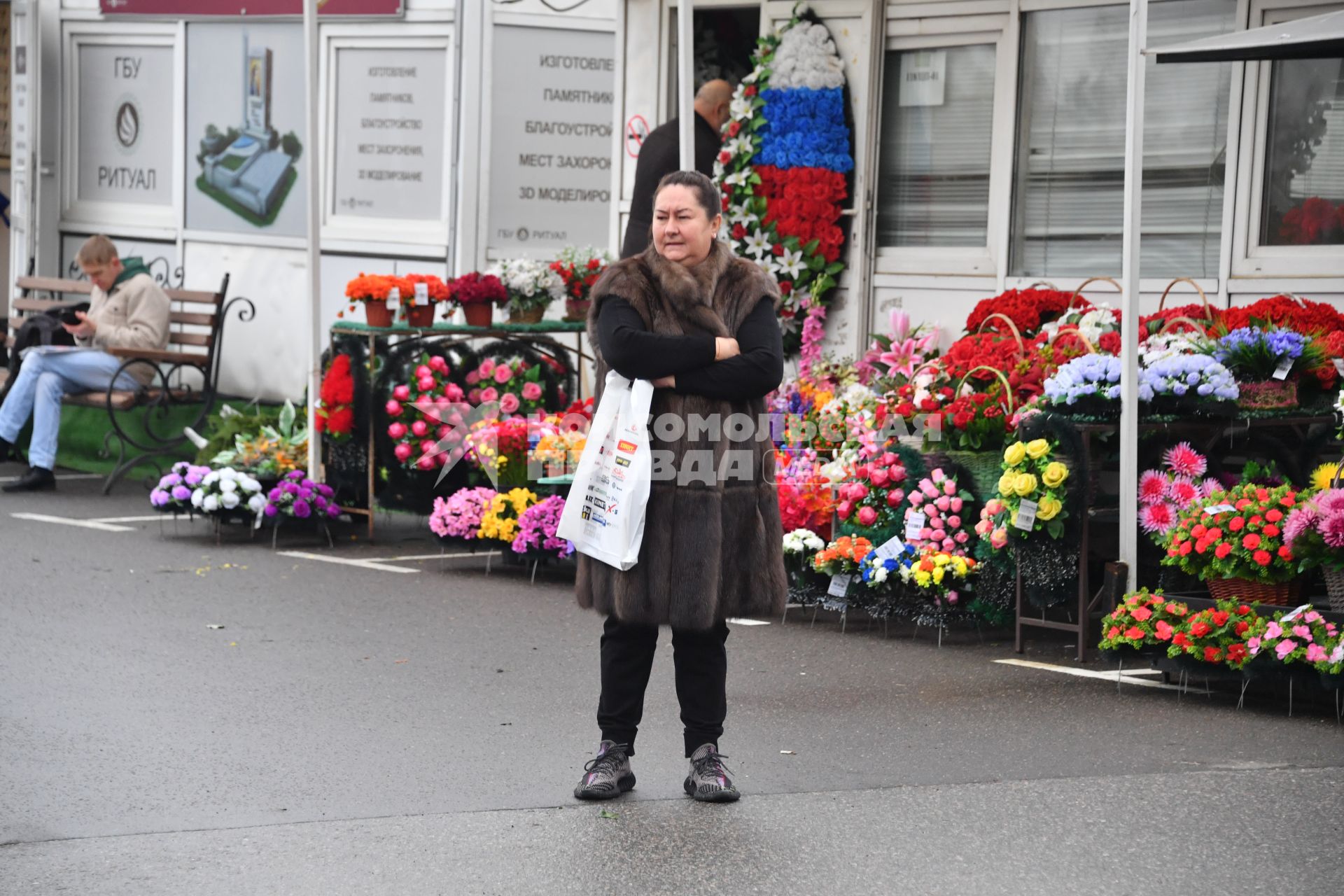 Москва. Президент Федерации лыжных гонок России, главный тренер сборной России по лыжным гонкам Елена Вяльбе  на церемонии прощания с олимпийской чемпионкой по биатлону и лыжным гонкам Анфисой Резцовой на Троекуровском кладбище.