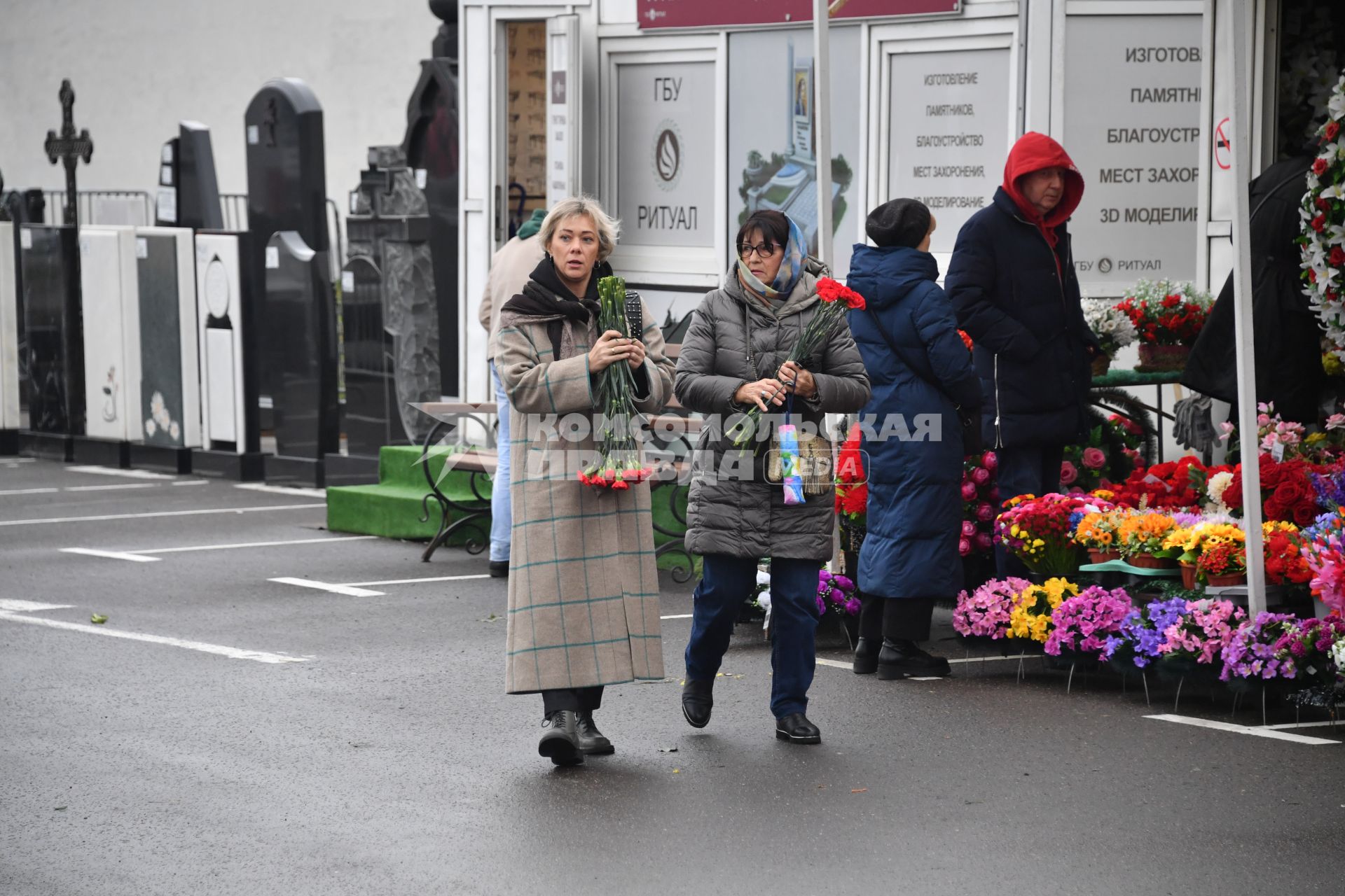 Москва.  Олимпийская чемпионка по биатлону Ольга Зайцева (слева) на церемонии прощания с олимпийской чемпионкой по биатлону и лыжным гонкам Анфисой Резцовой на Троекуровском кладбище.