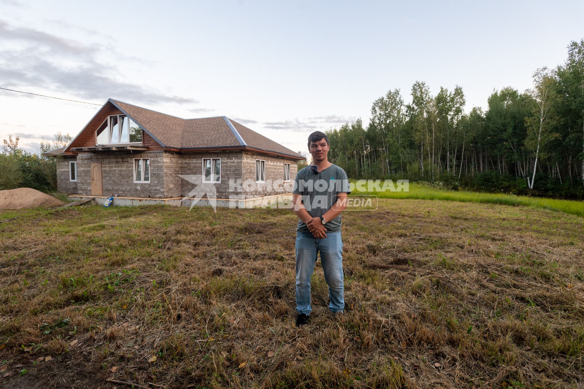 Хабаровский край, п. Кругликово. Павел Кочетков взял с семьей свой `дальневосточный гектар` и почти достроил свой большой дом.