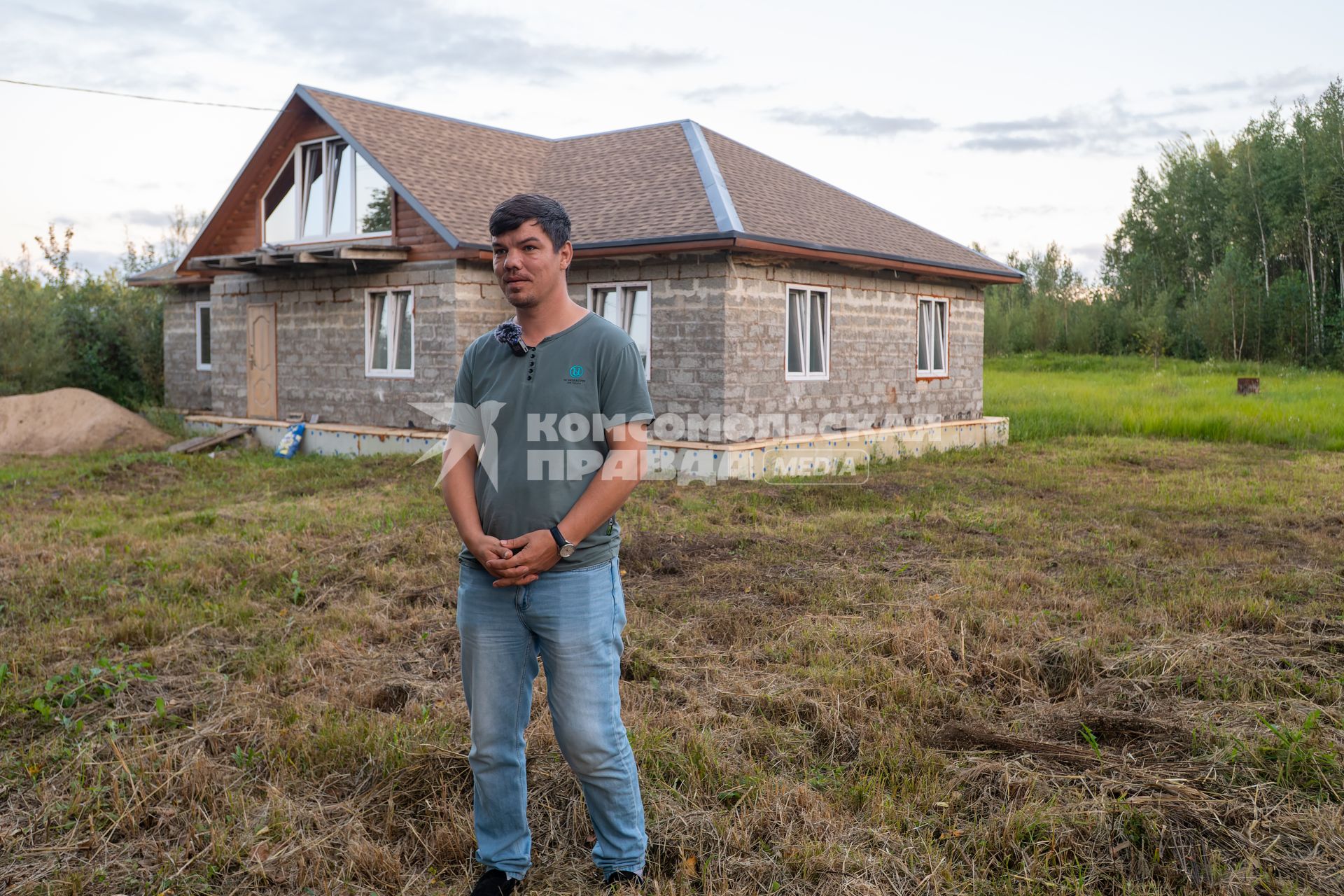 Хабаровский край, п. Кругликово. Павел Кочетков взял с семьей свой `дальневосточный гектар` и почти достроил свой большой дом.