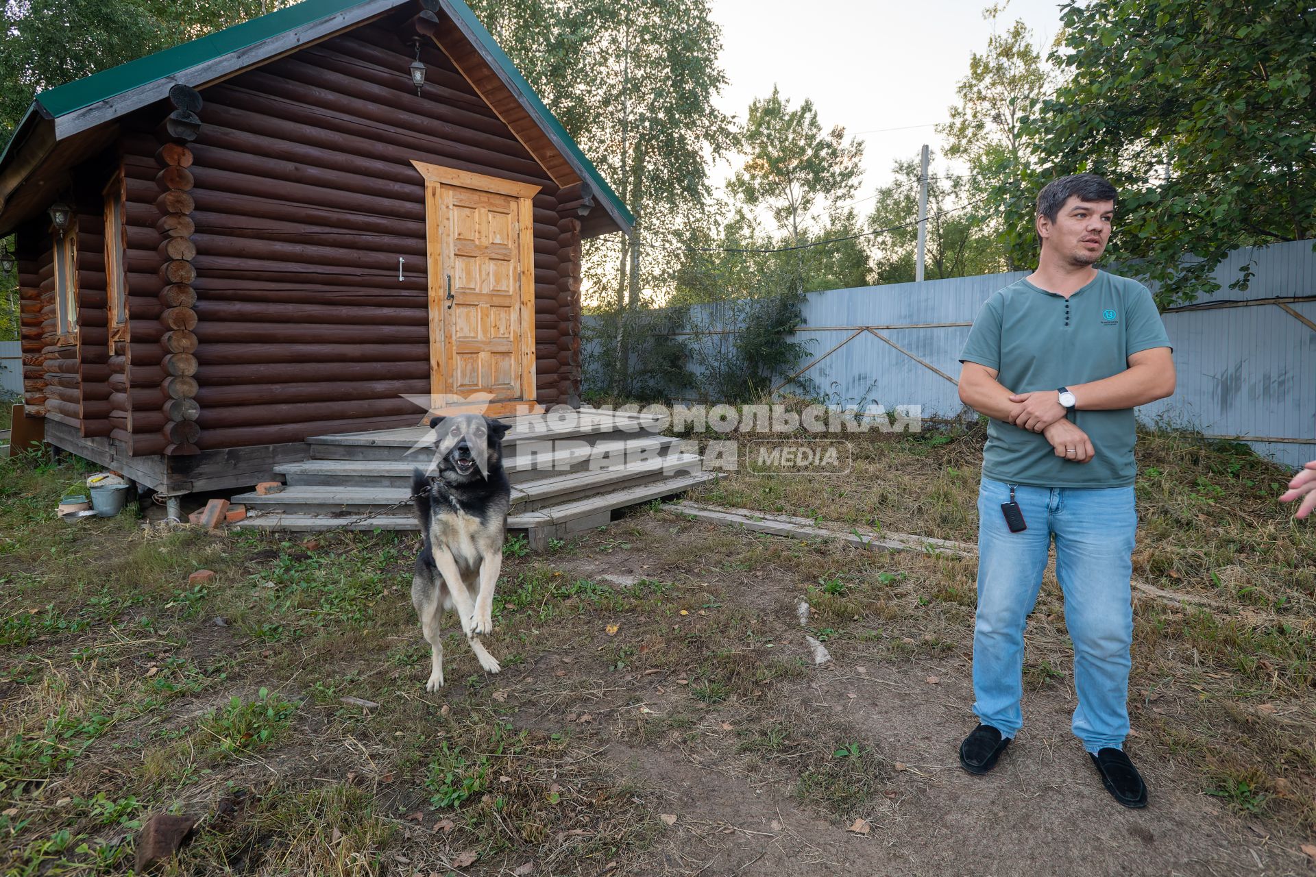 Хабаровский край, п. Кругликово. Павел Кочетков взял с семьей свой `дальневосточный гектар` и почти достроил свой большой дом.