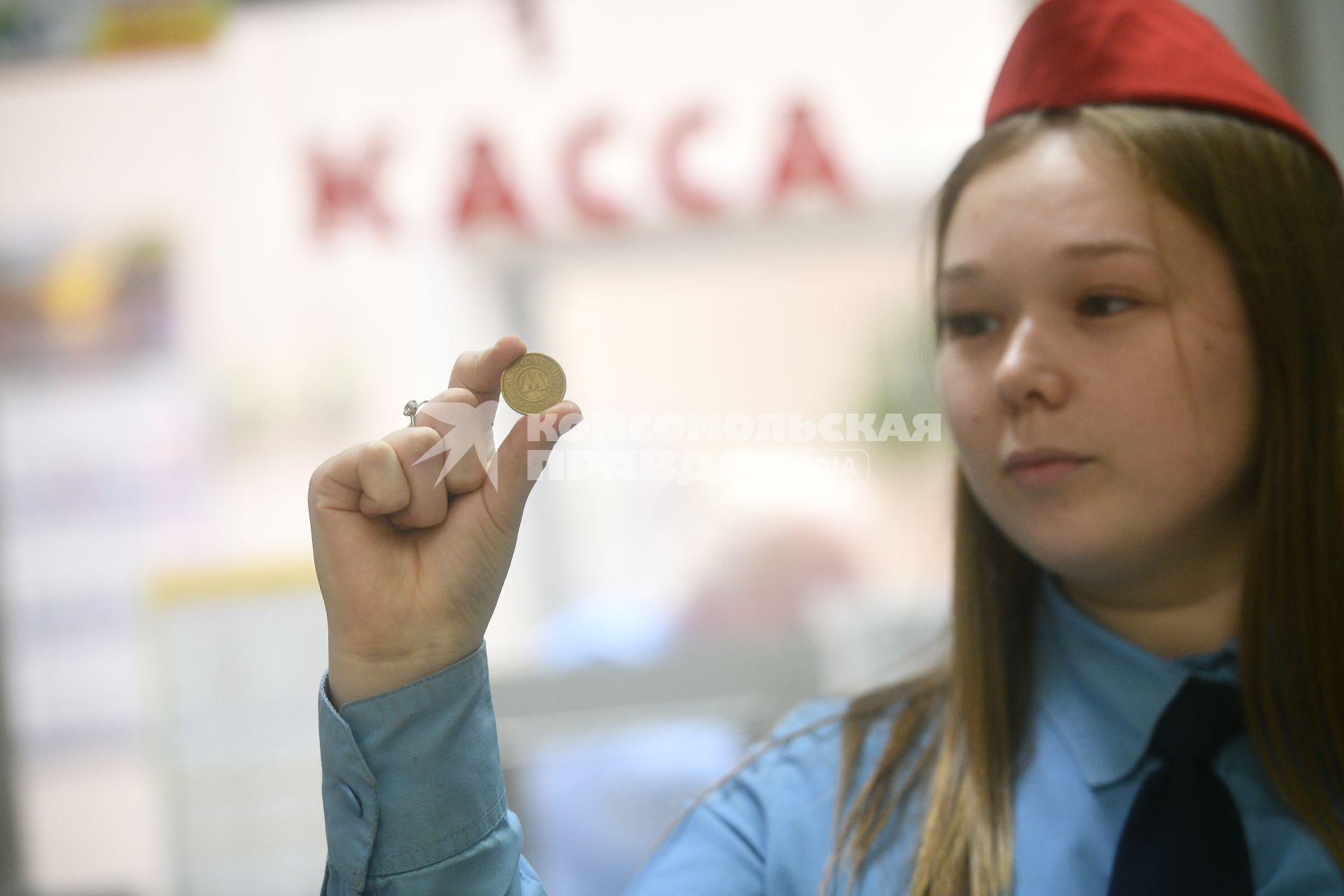 Екатеринбург. Дежурная по станции держит жетон московского метрополитена, используемые для прохода через турникет. и проезда в Екатеринбургском метро. Екатеринбургский метрополитен принял решение к концу 2024 года отказаться от использования металлических жетонов