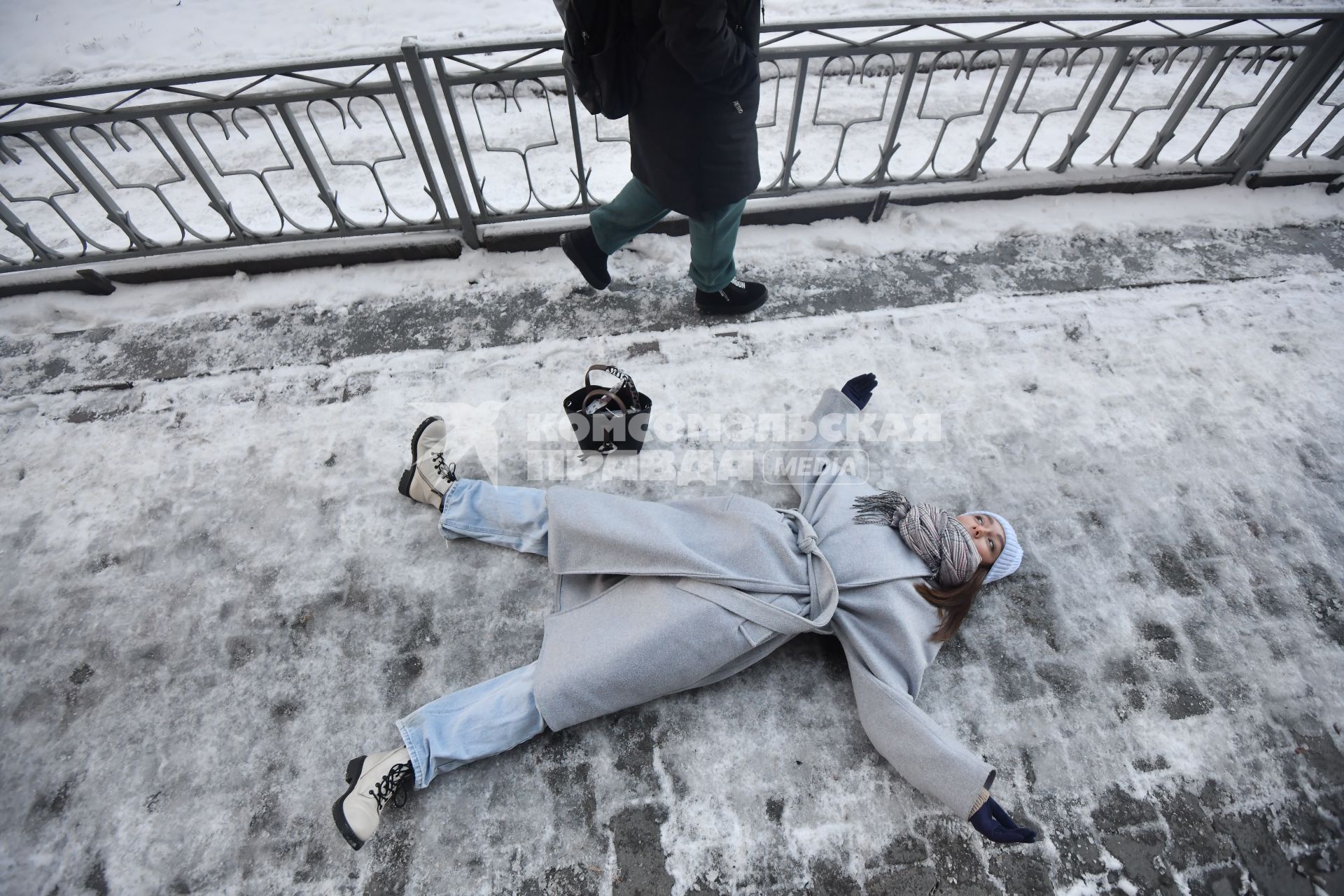 Екатеринбург. Девушка лежит на обледеневшем тротуаре после падения