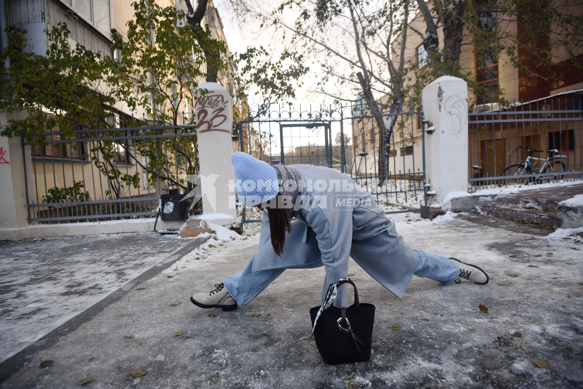 Екатеринбург. Девушка растянулась в шпагате во время гололеда