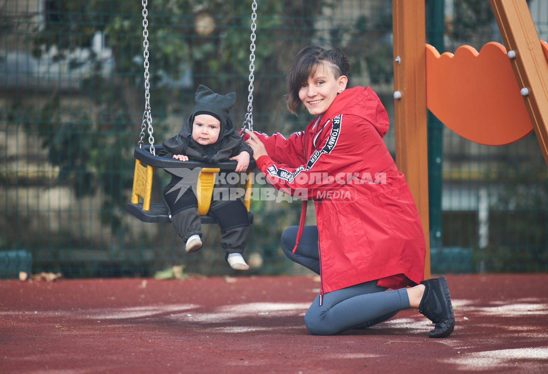 Пермь. Женщина с ребенком гуляет на детской площадке.