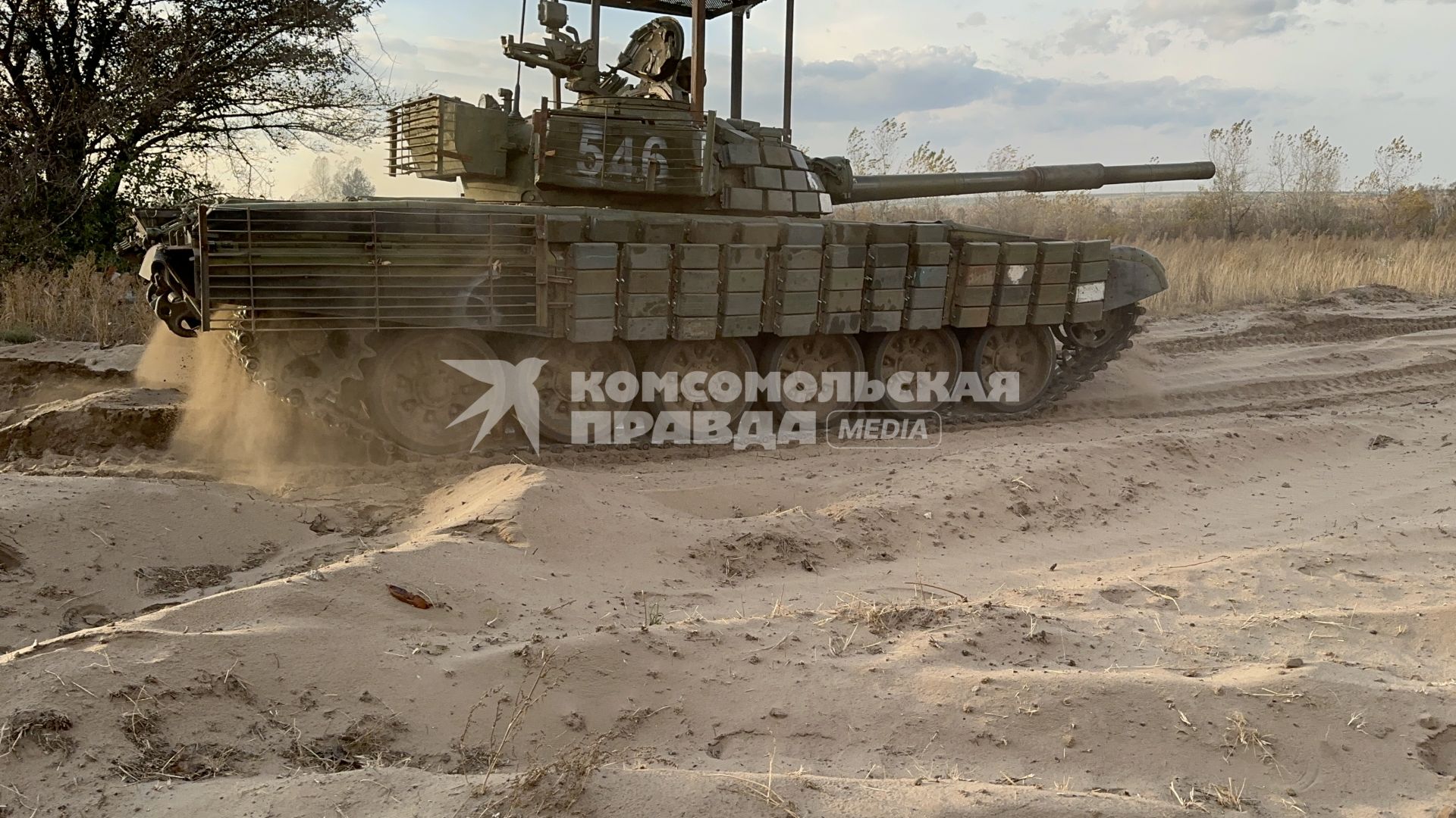 ЛНР. Бойцы одного из подразделений танкового батальона `Август`  Южной группировки войск отрабатывают очередное задание на танке.