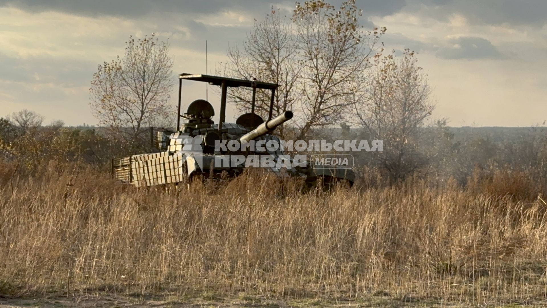 ЛНР. Бойцы одного из подразделений танкового батальона `Август`  Южной группировки войск отрабатывают очередное задание на танке.