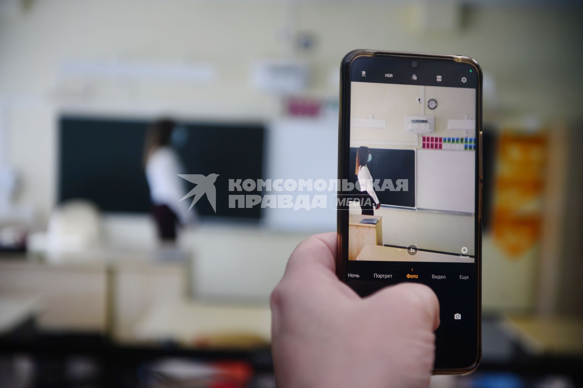 Екатеринбург. Ученик снимает учителя  на телефон в классе во время урока