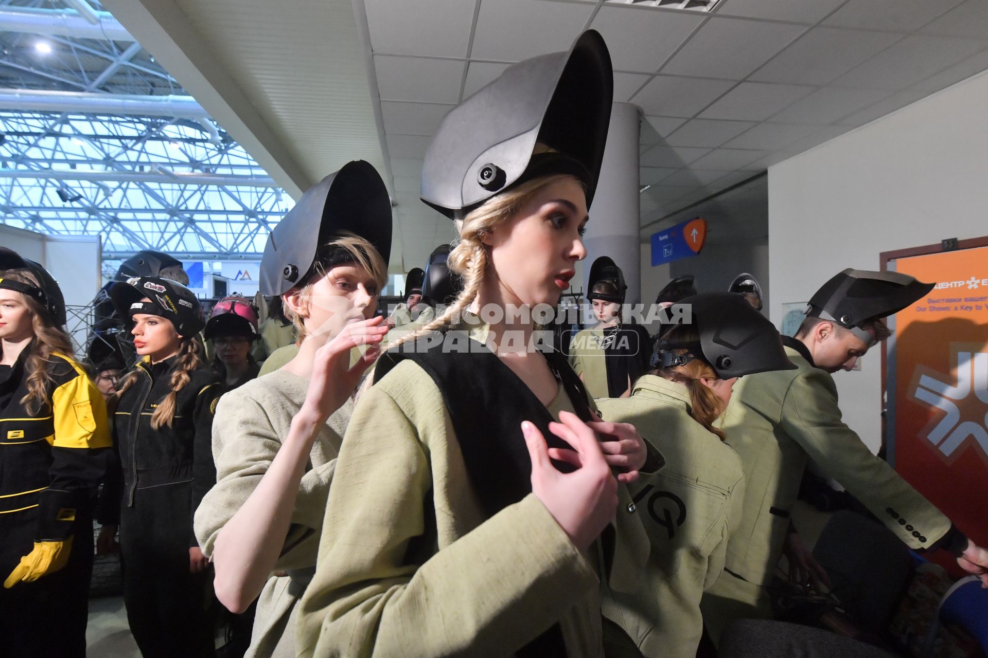 Москва.  Модели  перед началом показа сварочной моды  художника- дизайнера сварщика  Александры  Ивлевой Weld Queen в рамках Международной выставки `Оборудование, технологии и материалы для процессов сварки и резки`.