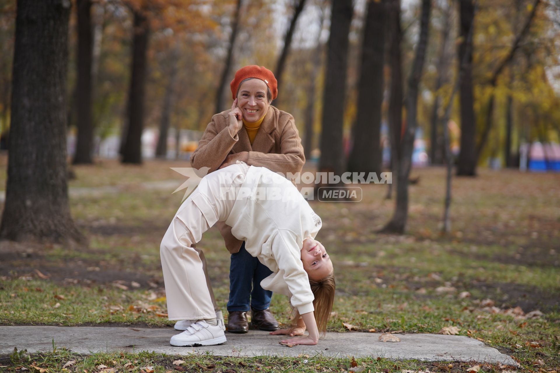 Самара. Женщина с девочкой гуляют в парке.