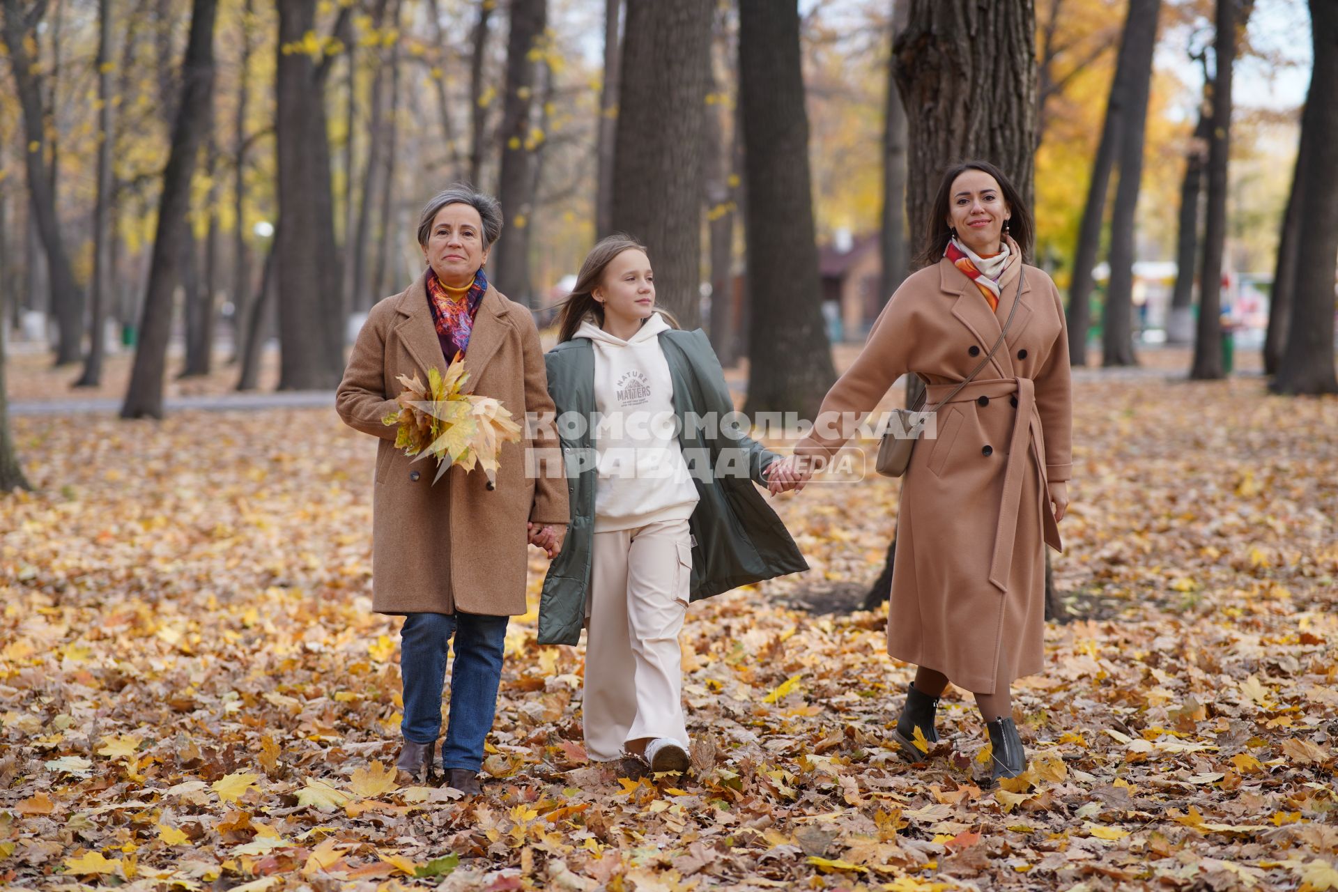 Самара. Женщины с девочкой гуляют в парке.