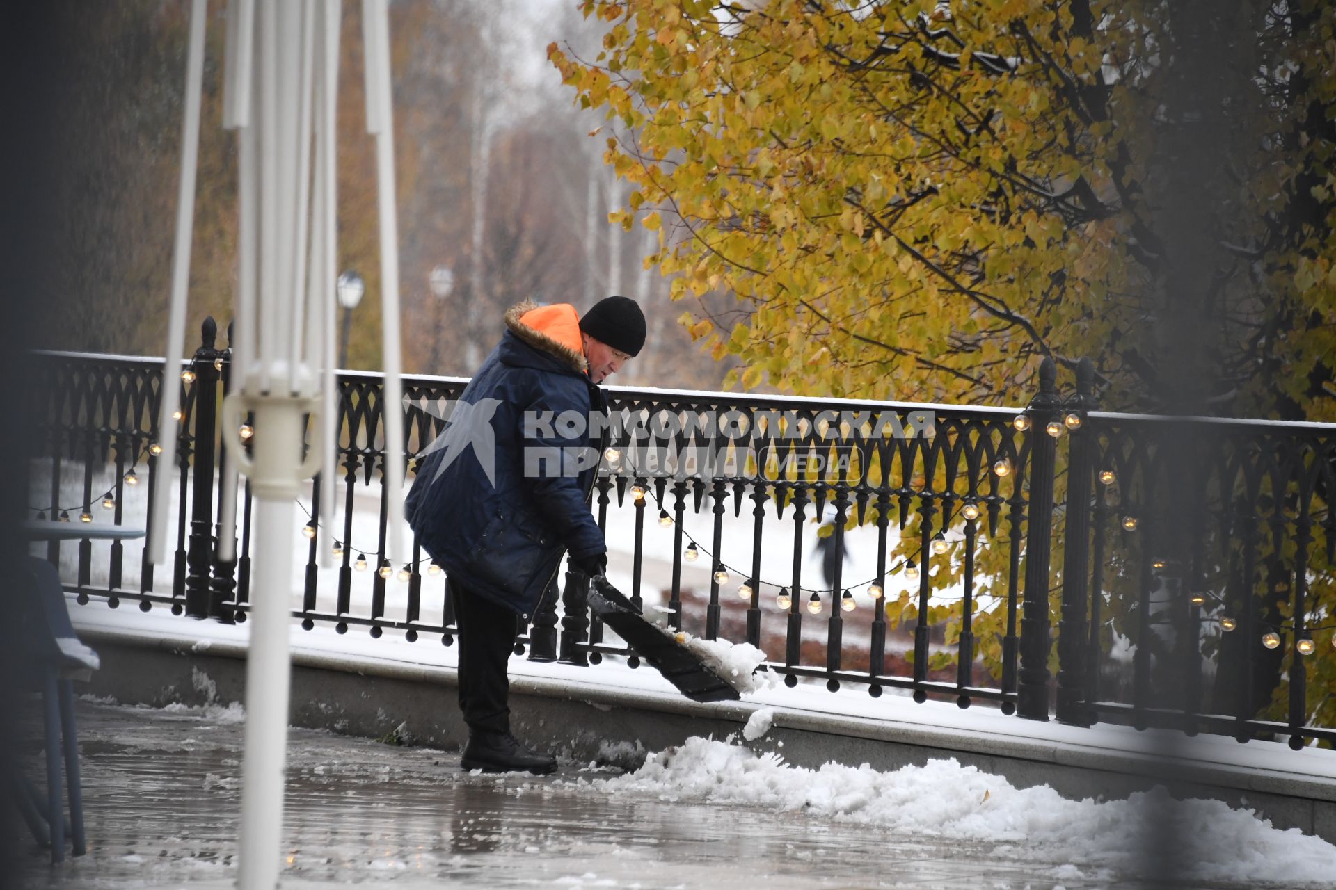 Москва. Дворник убирает снег.