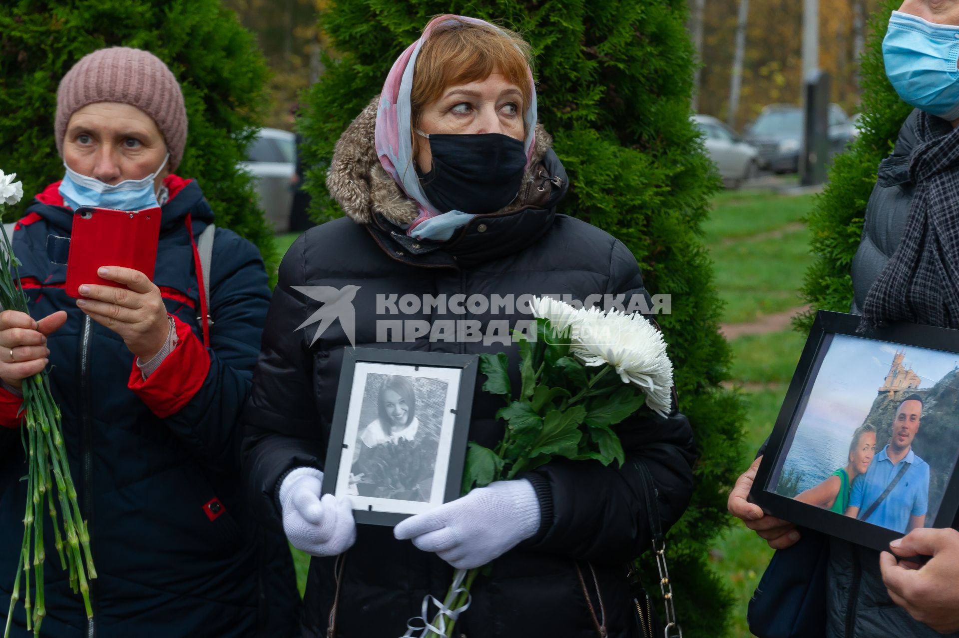 Санкт-Петербург. Родственники и близкие погибших в авиакатастрофе над Синаем в пятую годовщину трагедии у мемориала `Сломанные крылья` на Серафимовском кладбище.