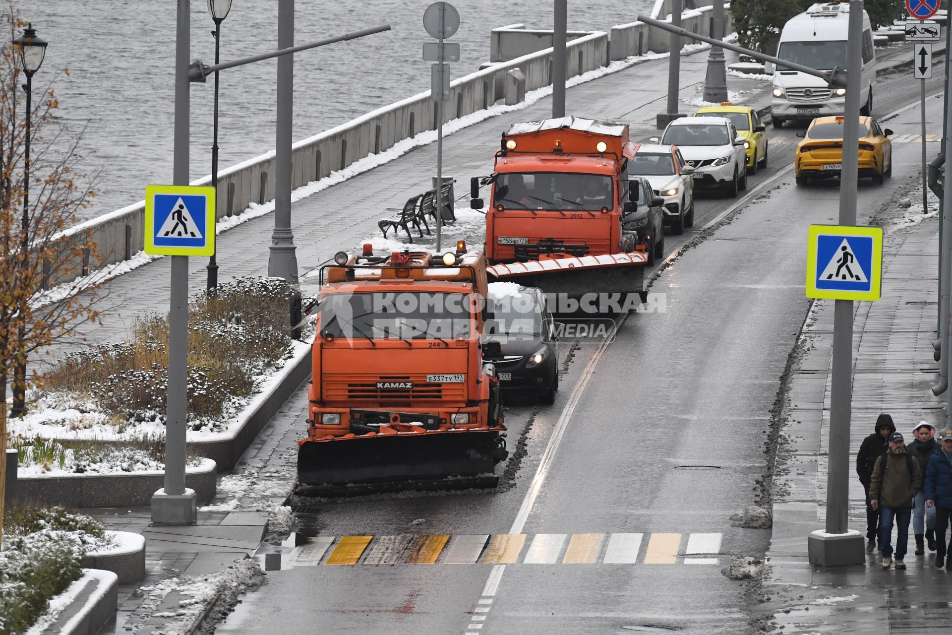 Москва.  Уборочная техника на улице города.