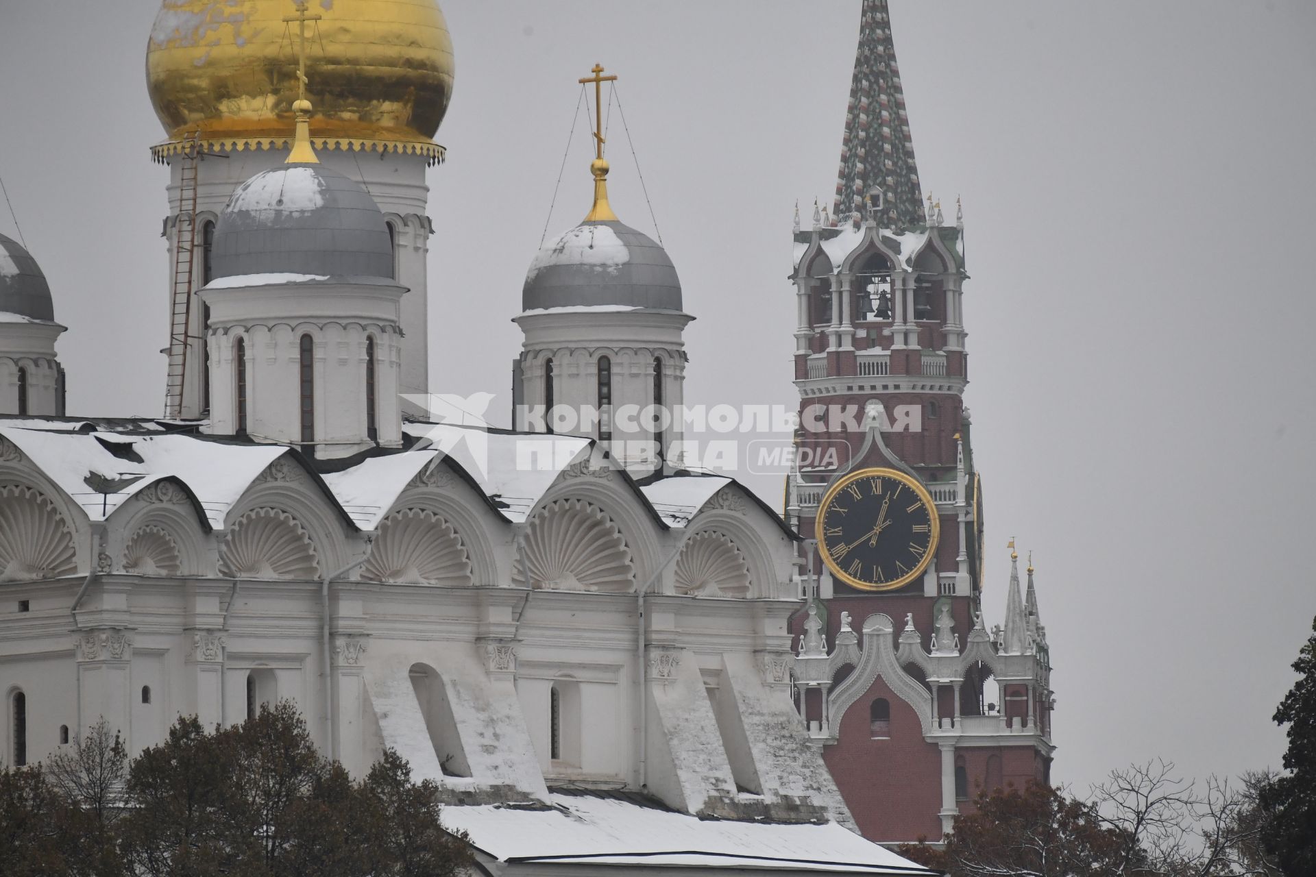 Москва.  Заснеженные крыши Московского Кремля.