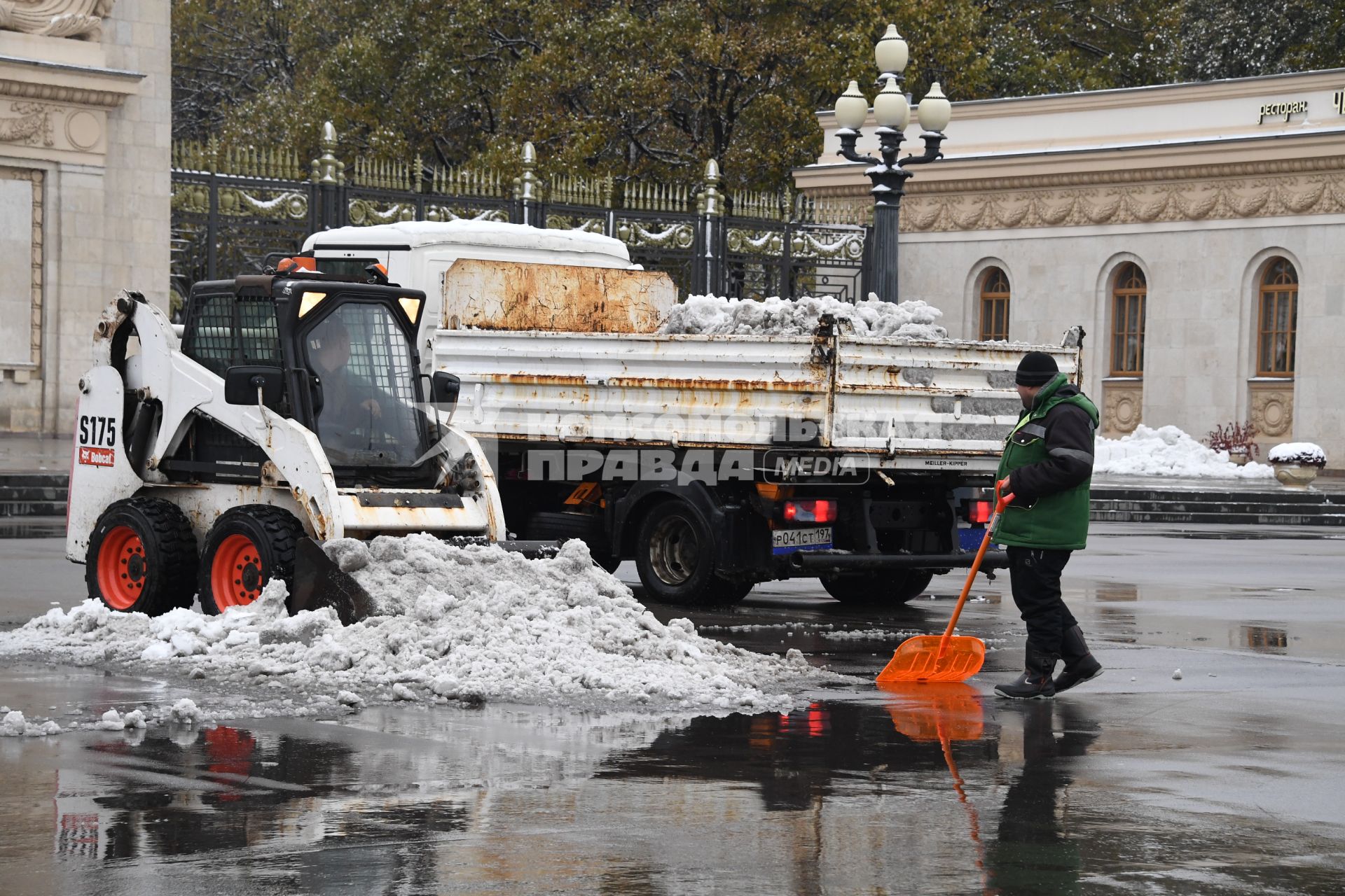 Москва. Сотрудники коммунальных служб убирают снег у парка культуры Горького.