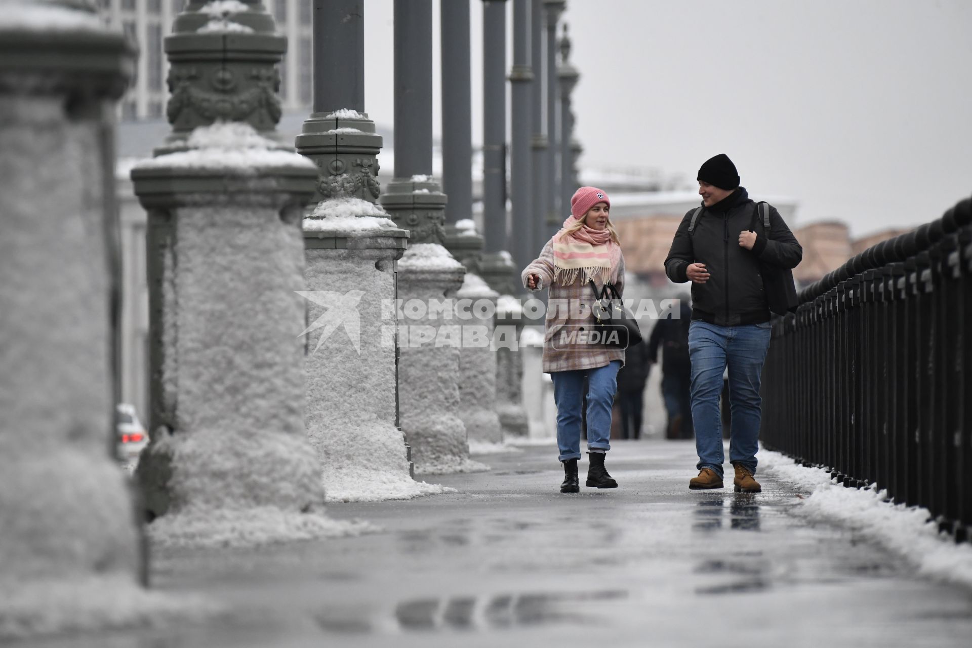 Москва. Прохожие на заснеженной улице.