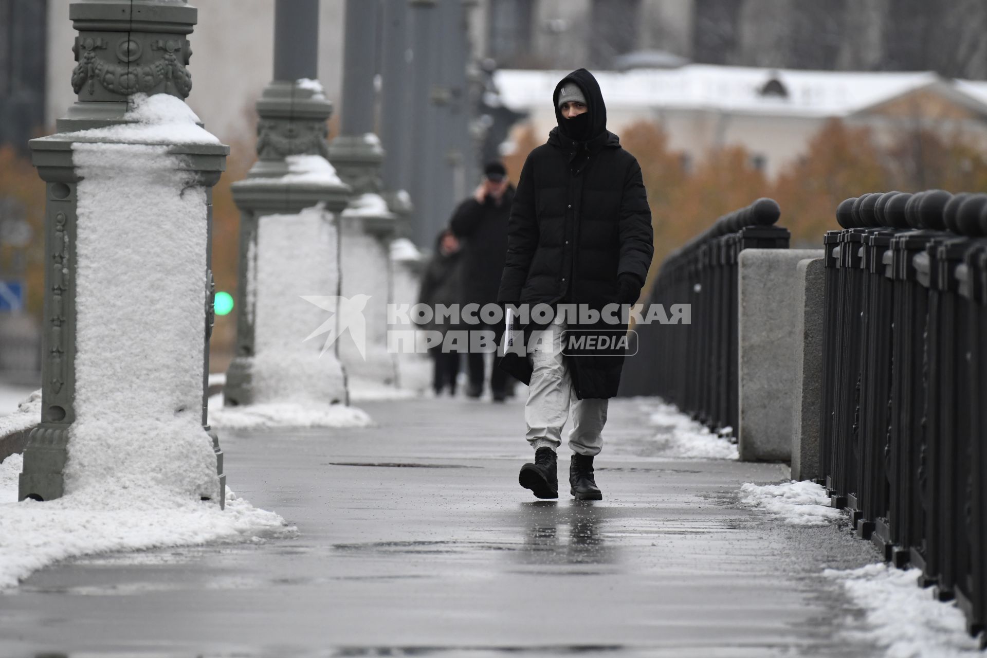 Москва. Прохожие на улице после снегопада.