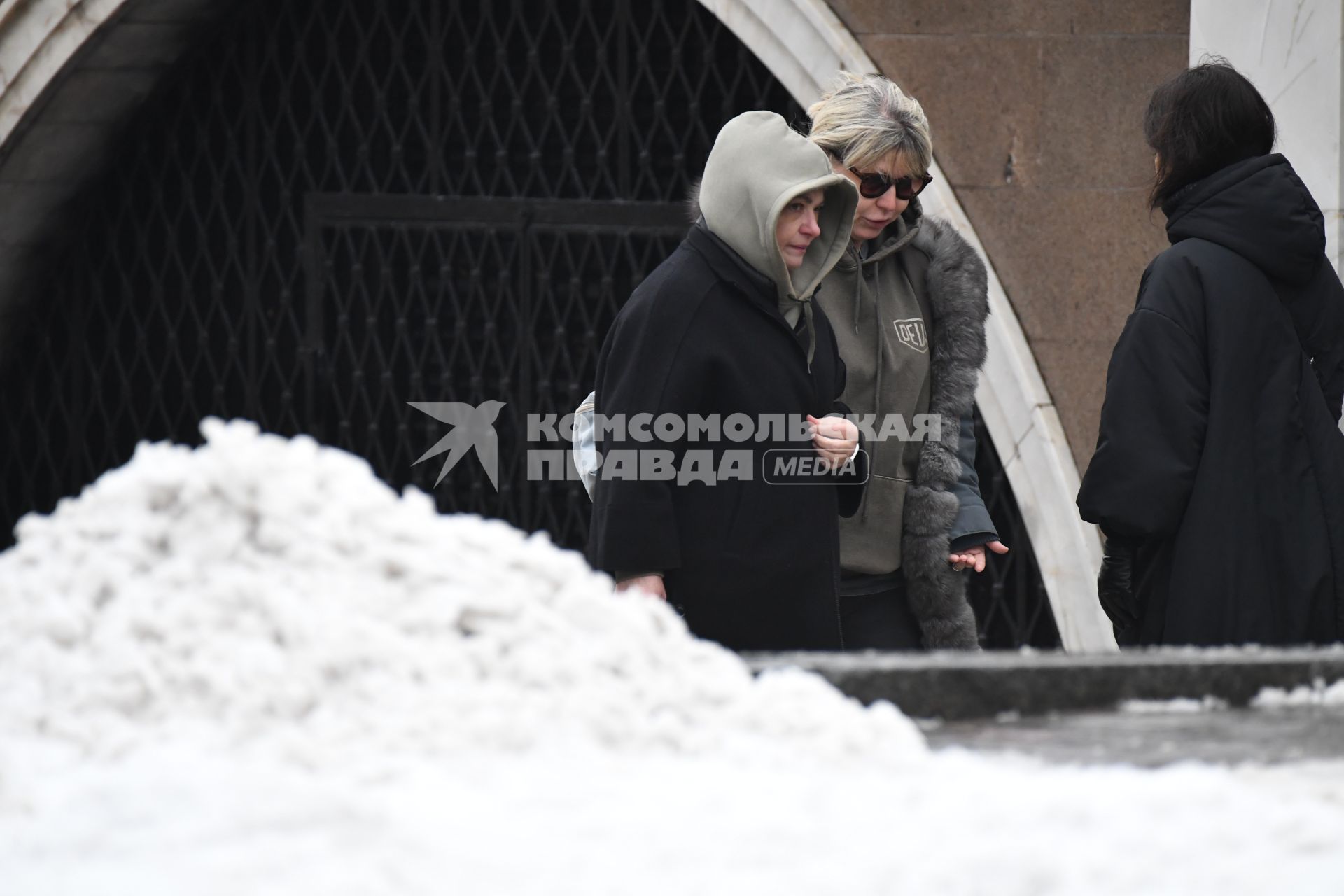 Москва.  Женщины  на улице после снегопада.