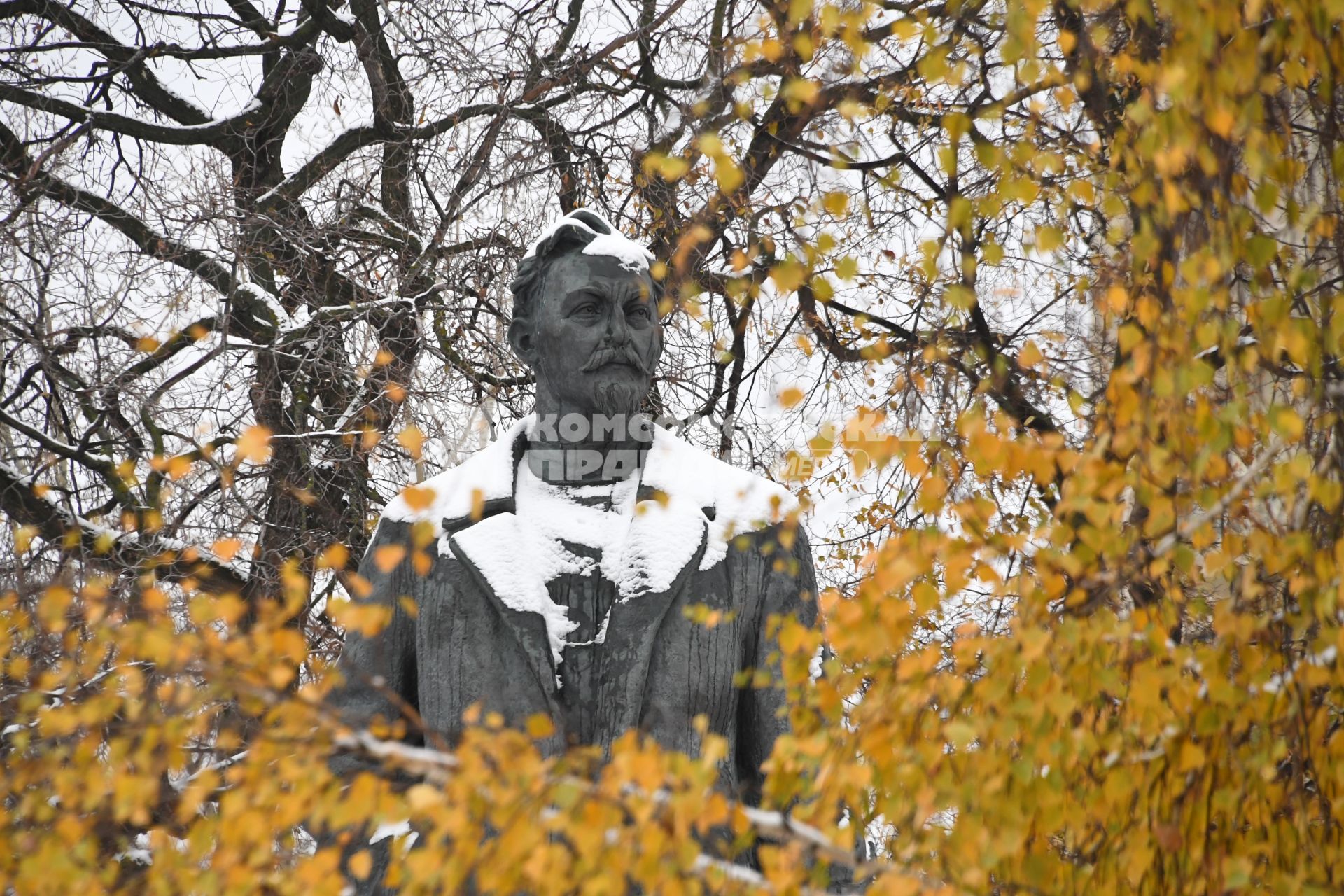 Москва.  Скульптуры под снегом в парке `Музеон`.