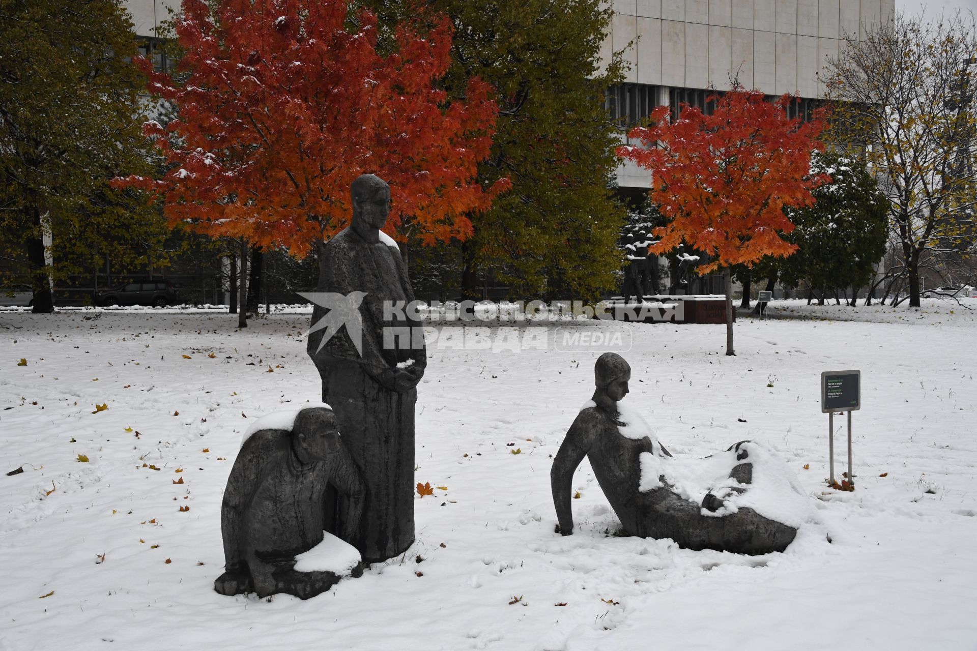 Москва.  Скульптуры под снегом в парке `Музеон`.