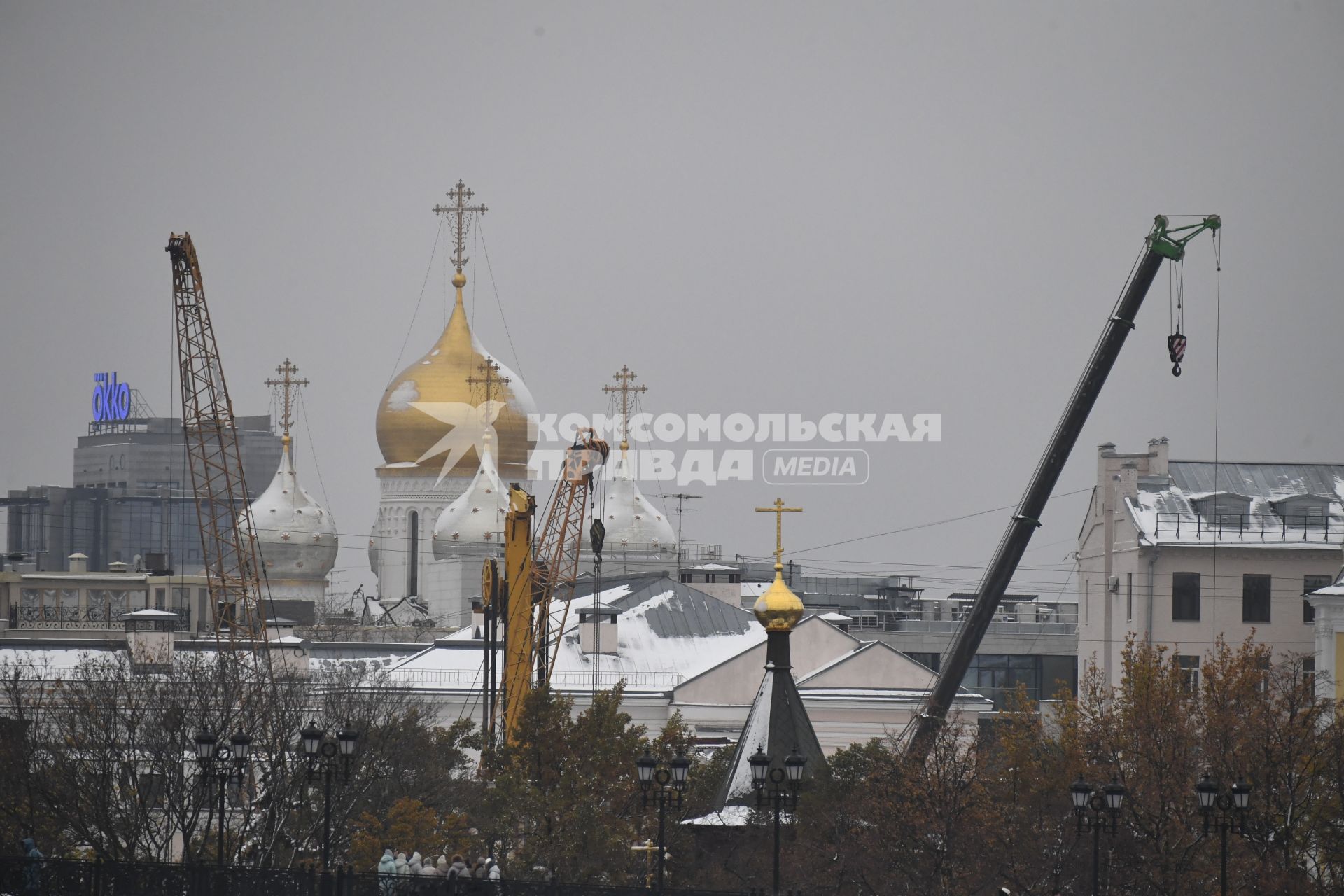 Москва. Церковные купола и строительные краны.