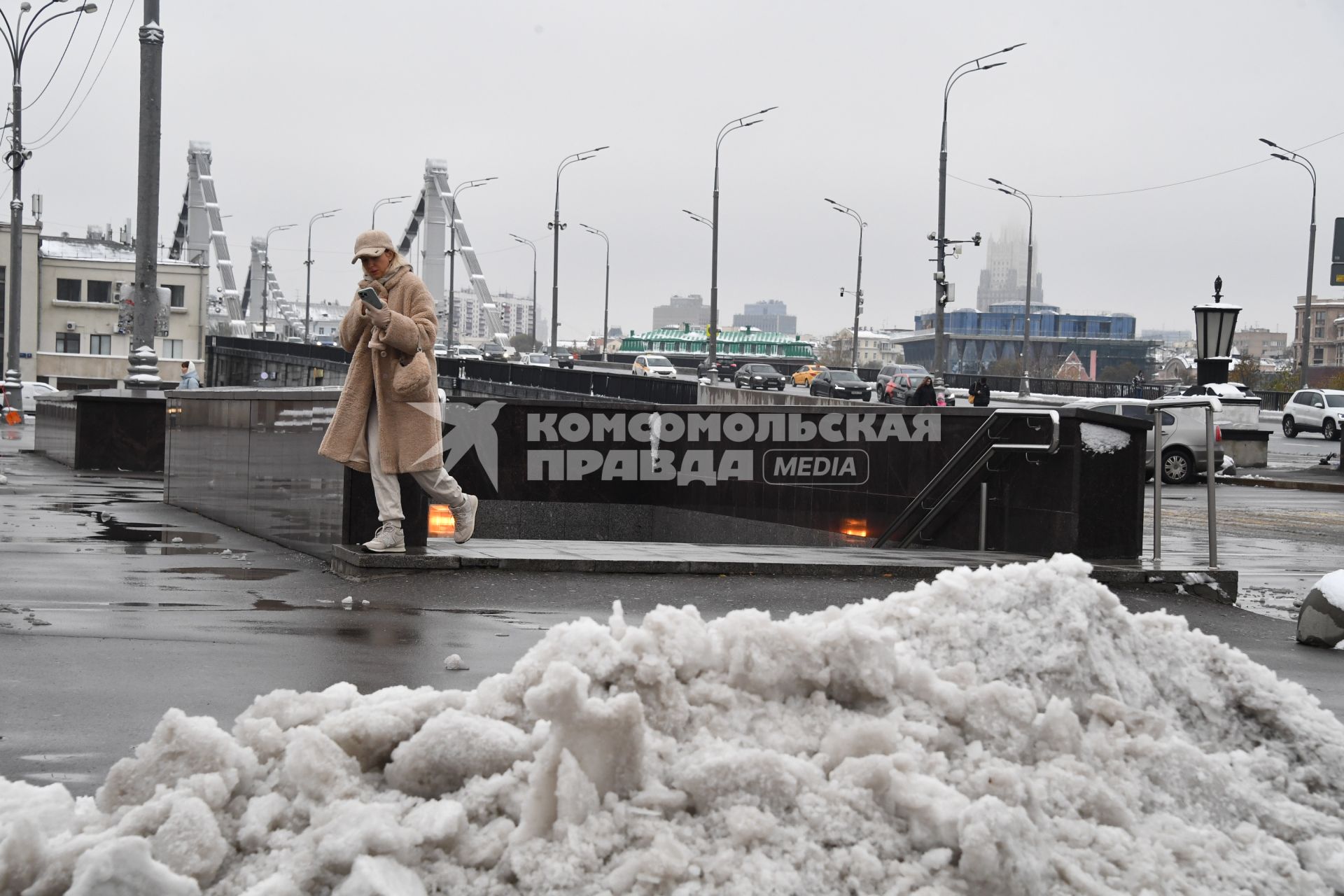 Москва. Прохожие на улице после снегопада.