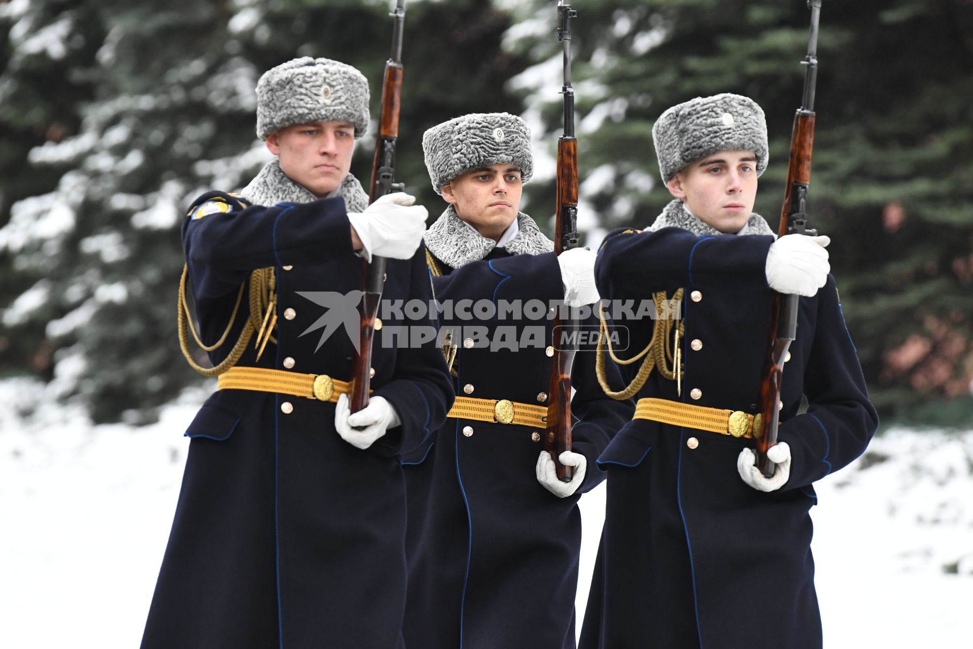 Москва. Смена почётного караула на Могиле Неизвестного Солдата у стен Московского Кремля в заснеженном Александровском саду.