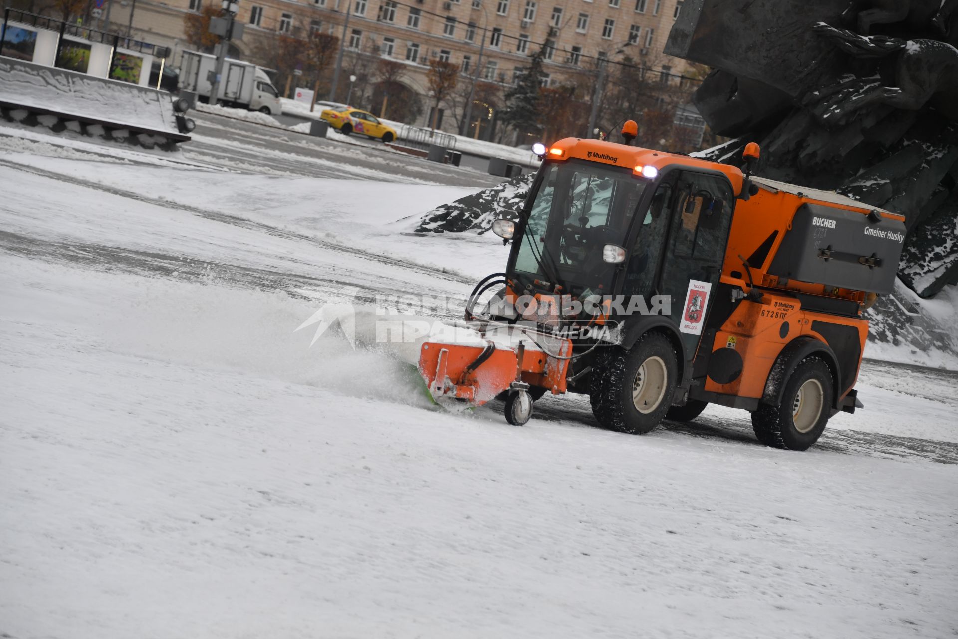 Москва. Снегоуборочная техника на улице.